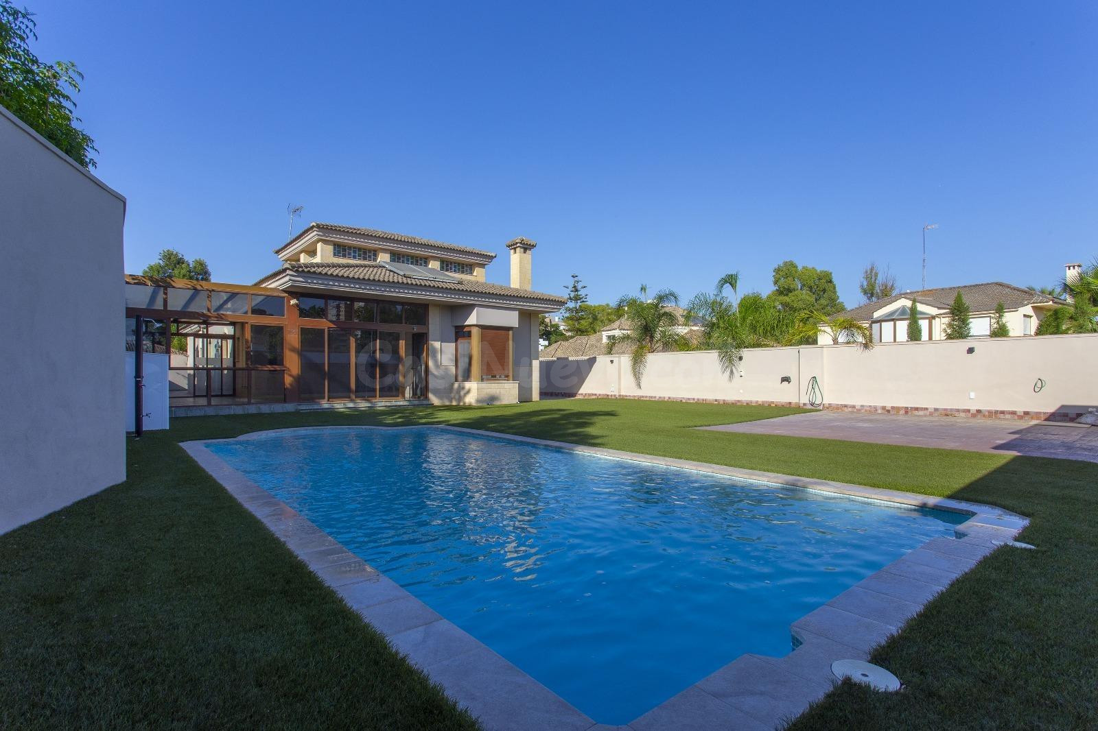 PRECIOSO CHALET CON PISCINA Y SÓTANO EN PARQUE AVENIDA