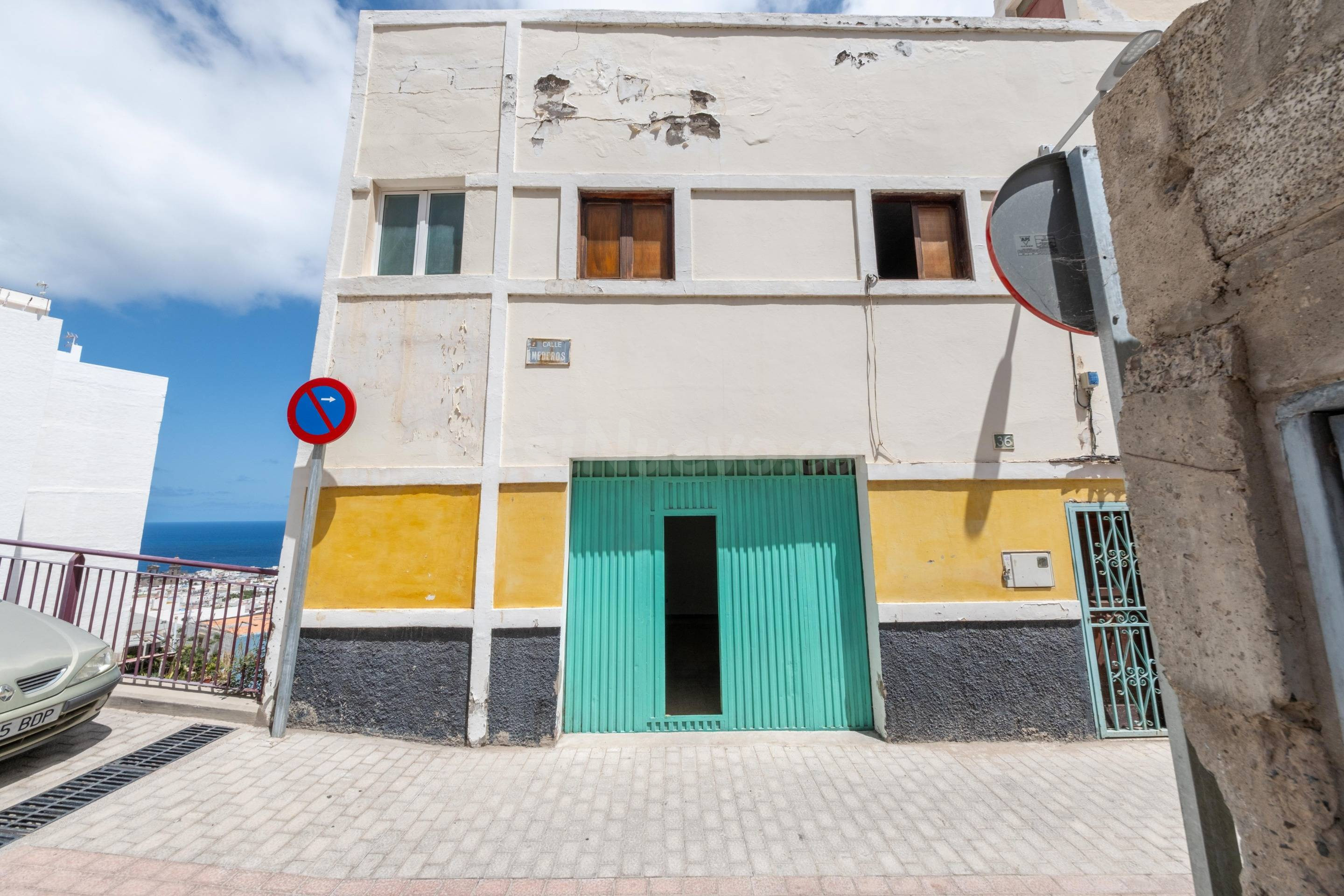 Casa terrera en esquina con amplio garaje y azotea con vistas al mar en San Juan