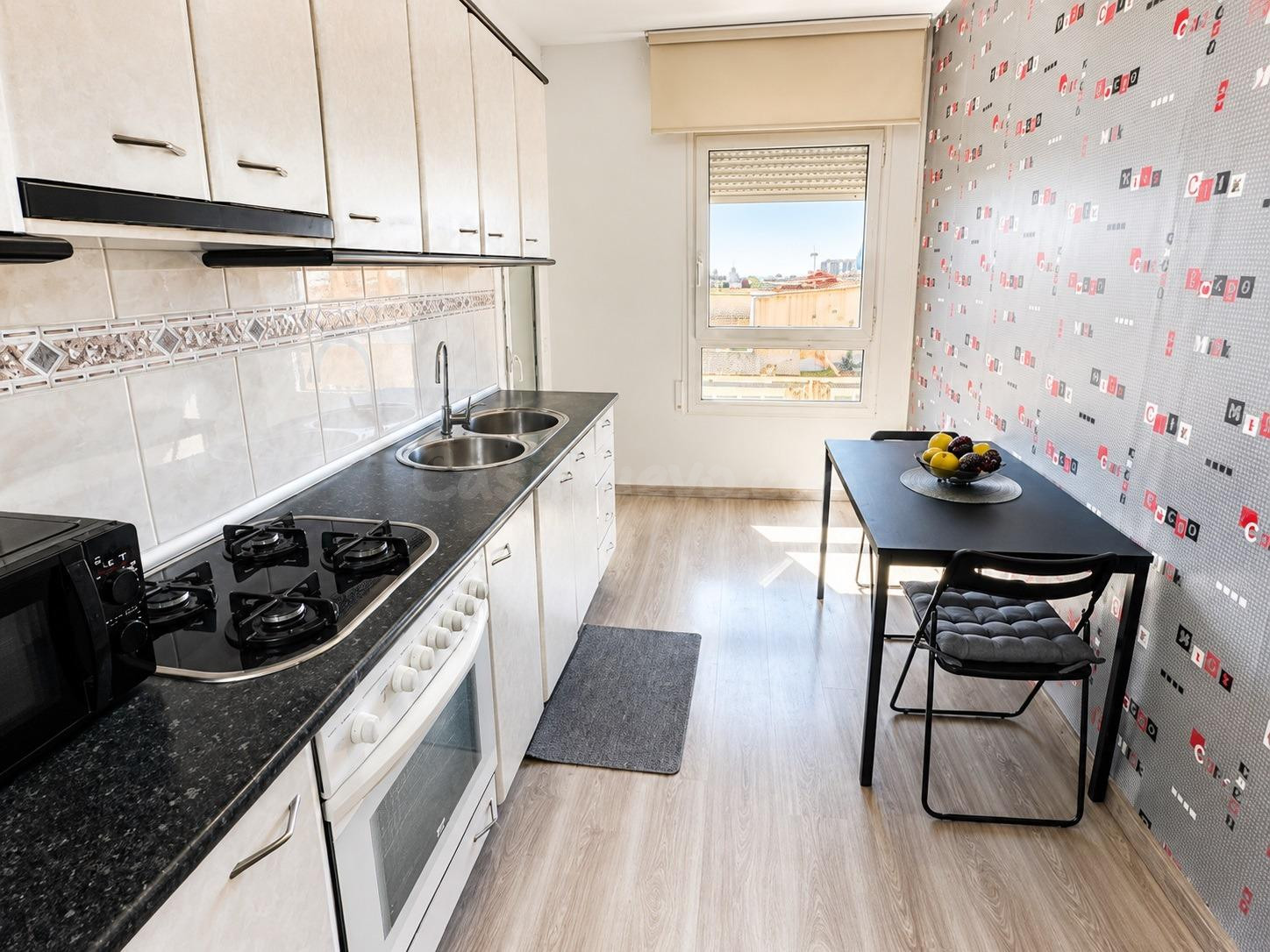 Piso de 4 habitaciones, 2 baños, 6ª planta en la Barceloneta - foto 2