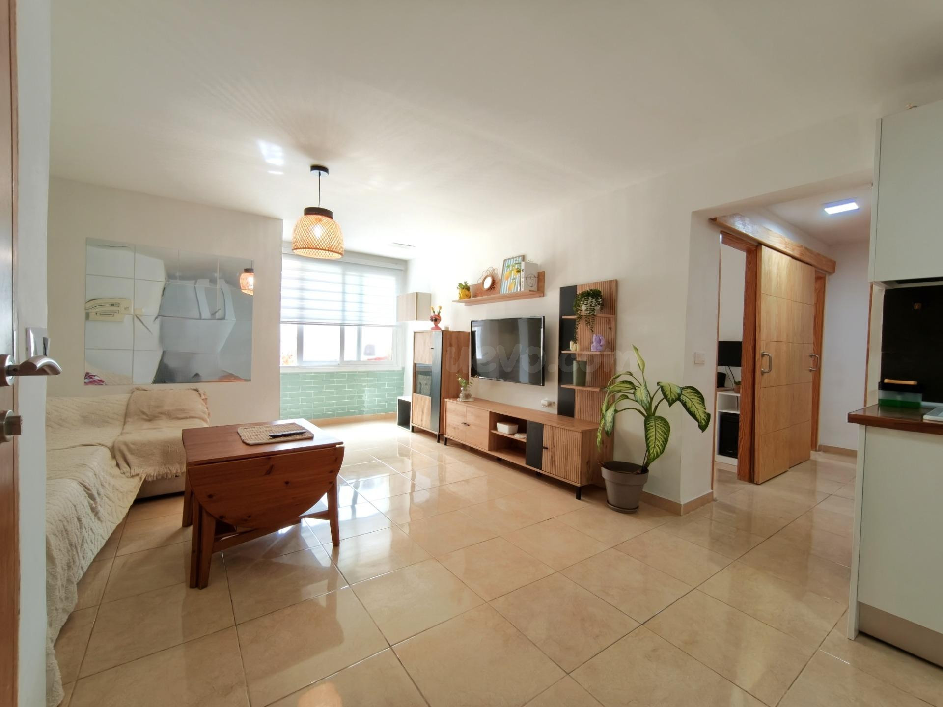 VIVIENDA DE TRES habitaciones CON TERRAZA TECHADA.