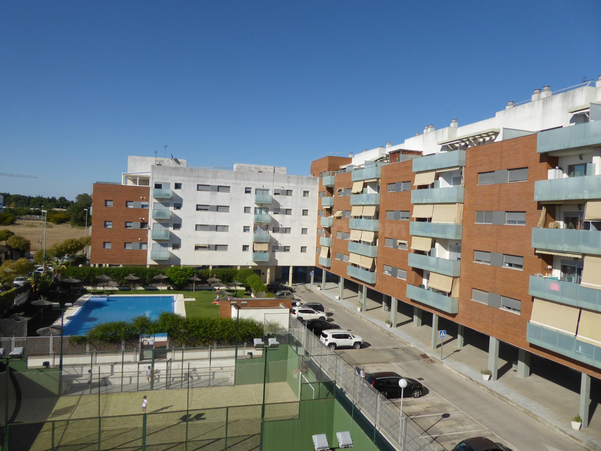 Piso de 2 dormitorios con parking y piscina en Pozolabero.