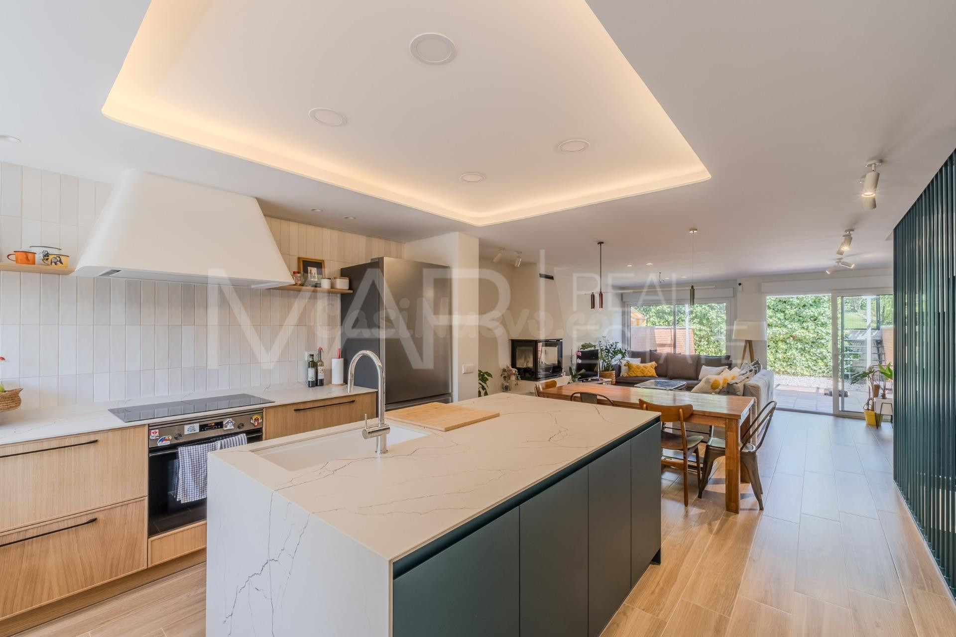 Chalet adosado recientemente reformado en urbanización con p