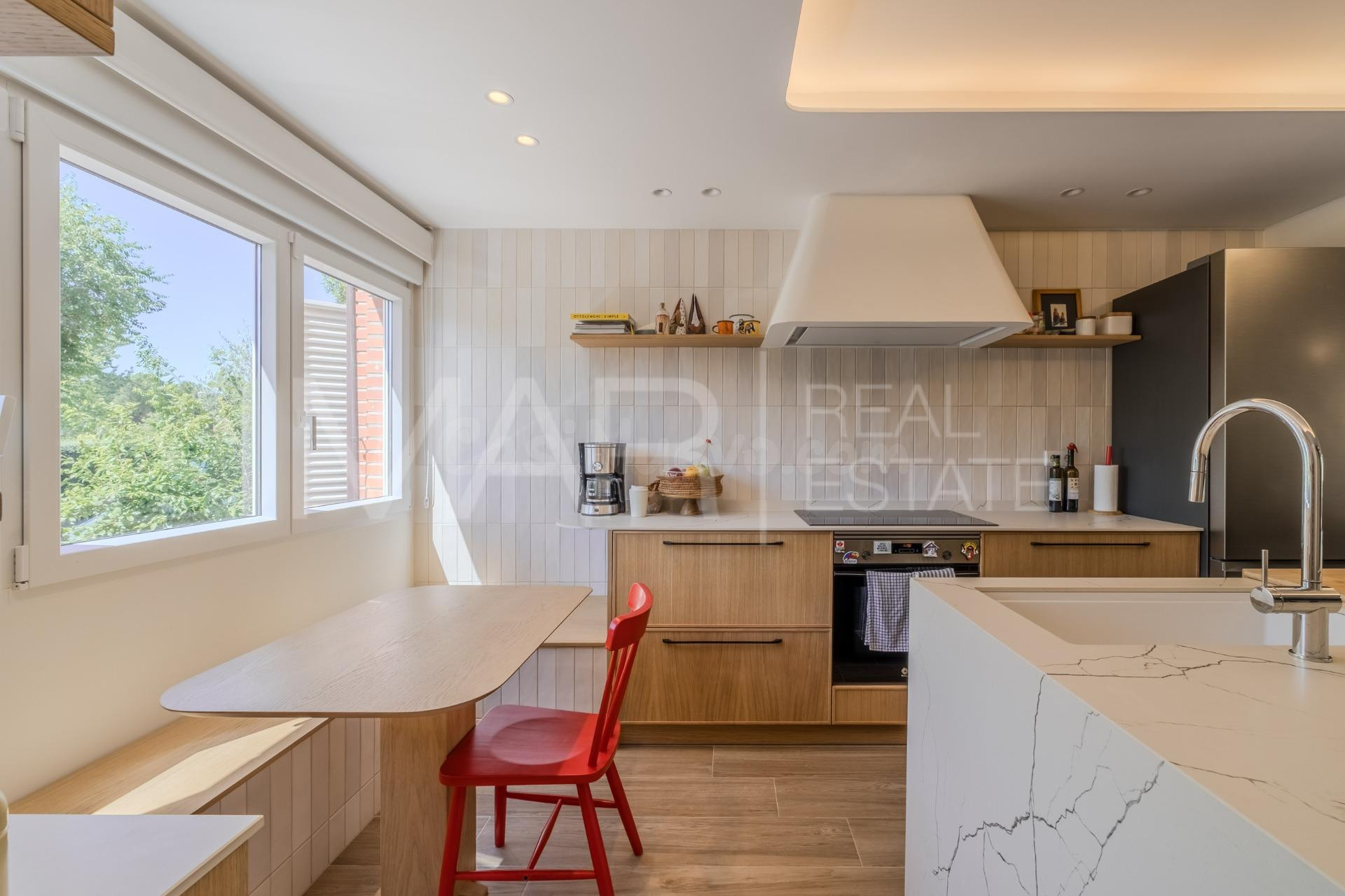 Chalet adosado recientemente reformado en urbanización con p - foto 2
