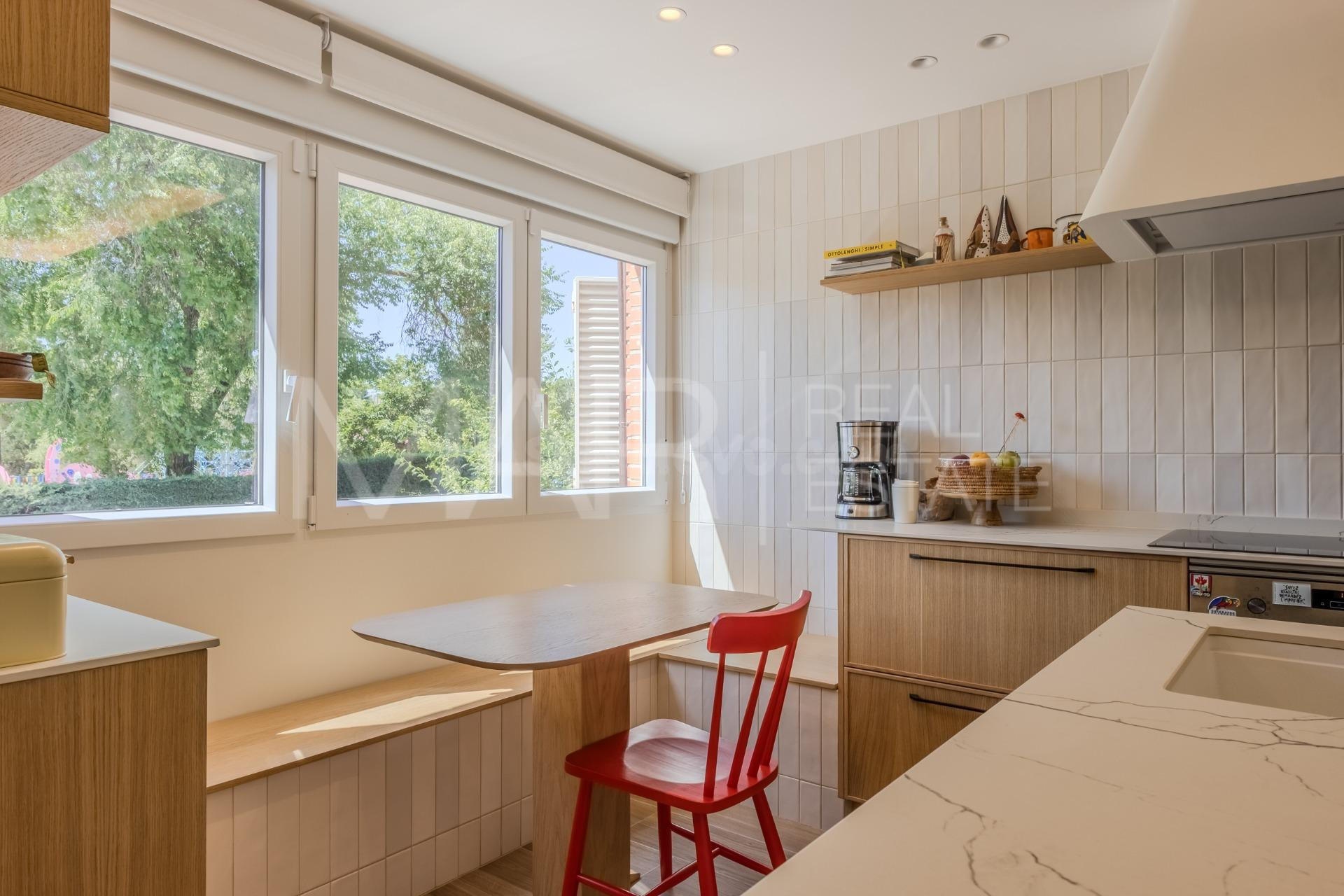 Chalet adosado recientemente reformado en urbanización con p - foto 3