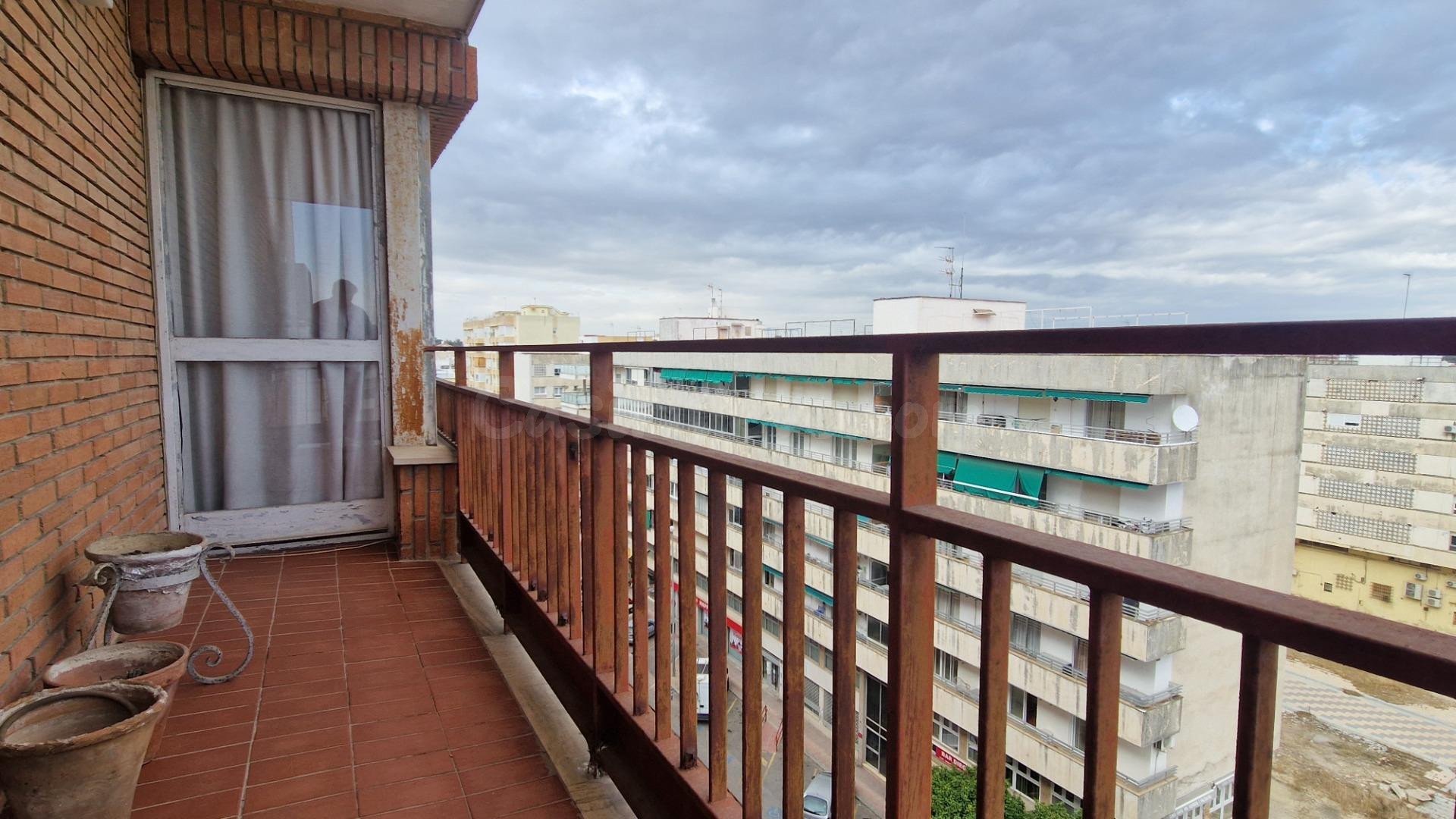Amplio piso con garaje y terraza junto a Plaza Madre de Dios. - foto 5