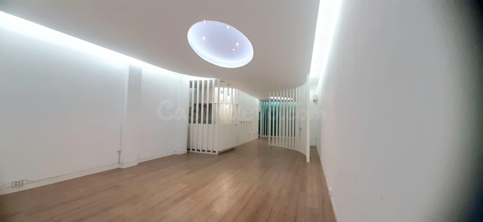 Local comercial amplio y versátil en zona estratégica con al - foto 2