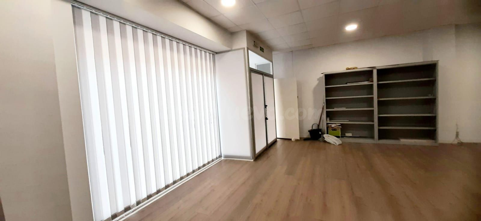Local comercial amplio y versátil en zona estratégica con al - foto 5