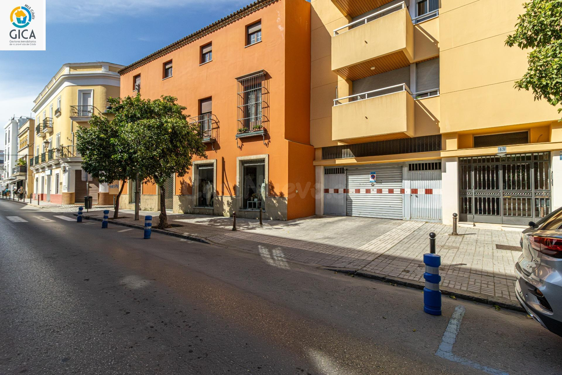 Amplia vivienda de 4 dormitorios con terraza en pleno centro de Jerez.