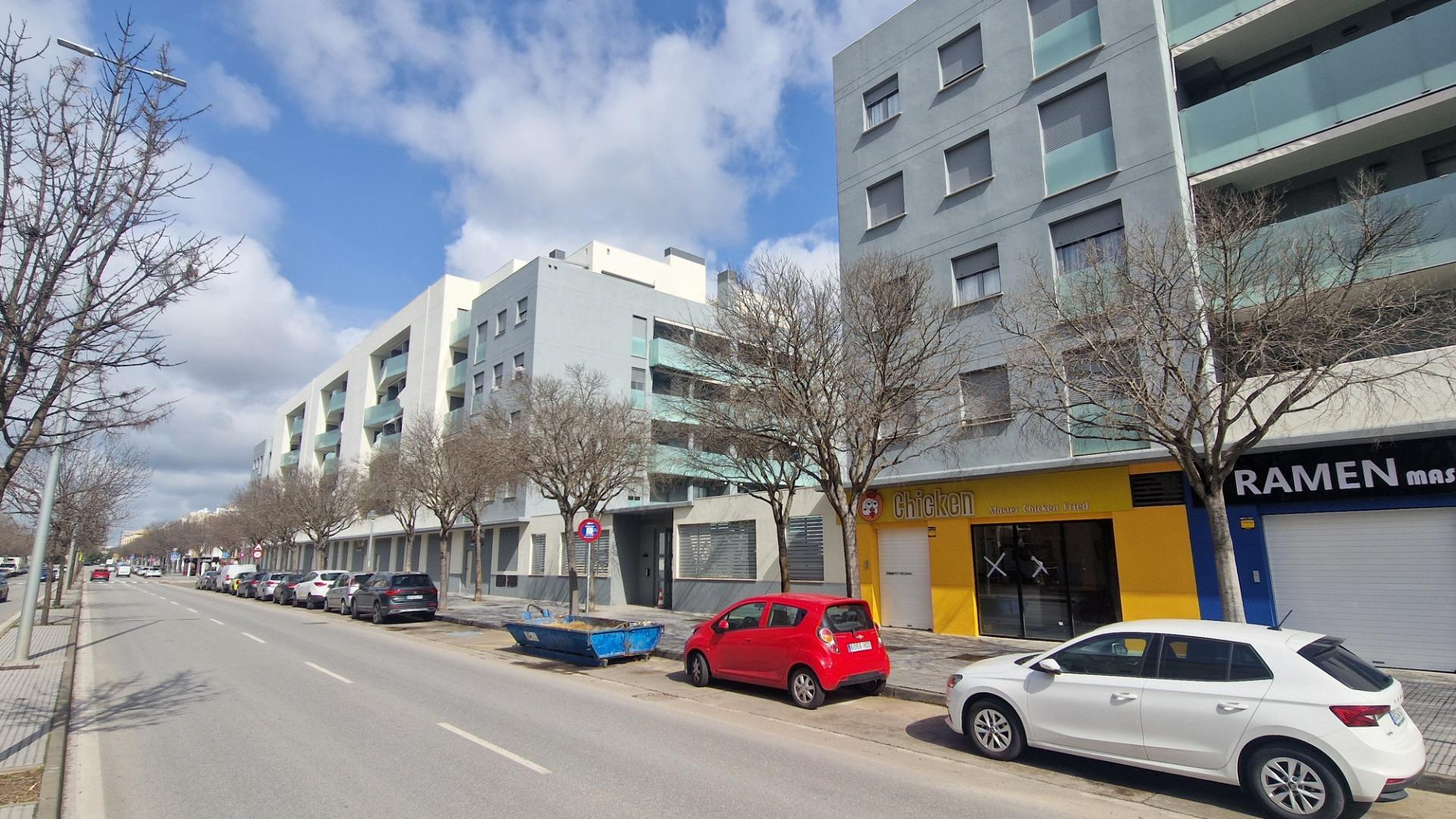 Local en alquiler en bruto con salida de humos en Avenida Jo