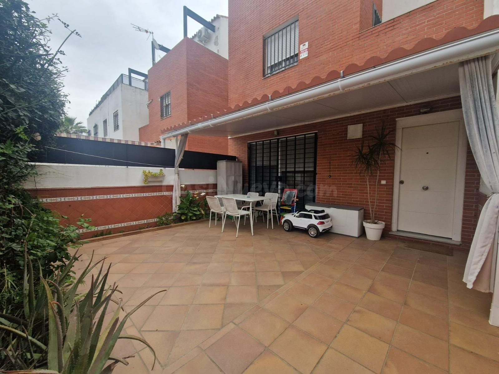 Vivienda reformada con patio, terrazas y placas solares en Zona Este.