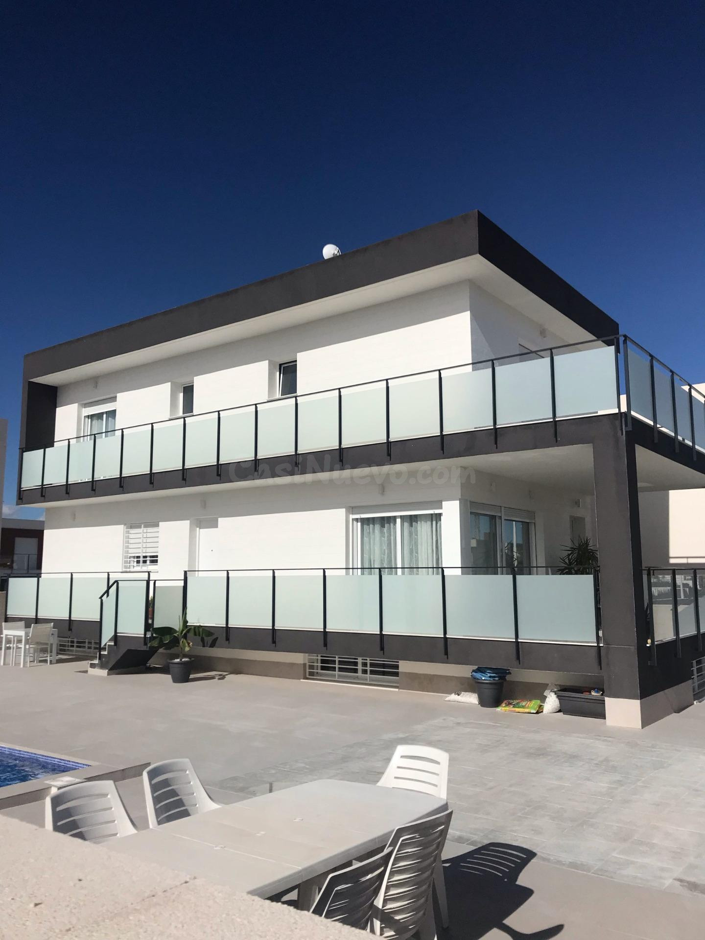 Tu Hogar en Gran Alacant: Villa Familiar con Estilo Mediterr