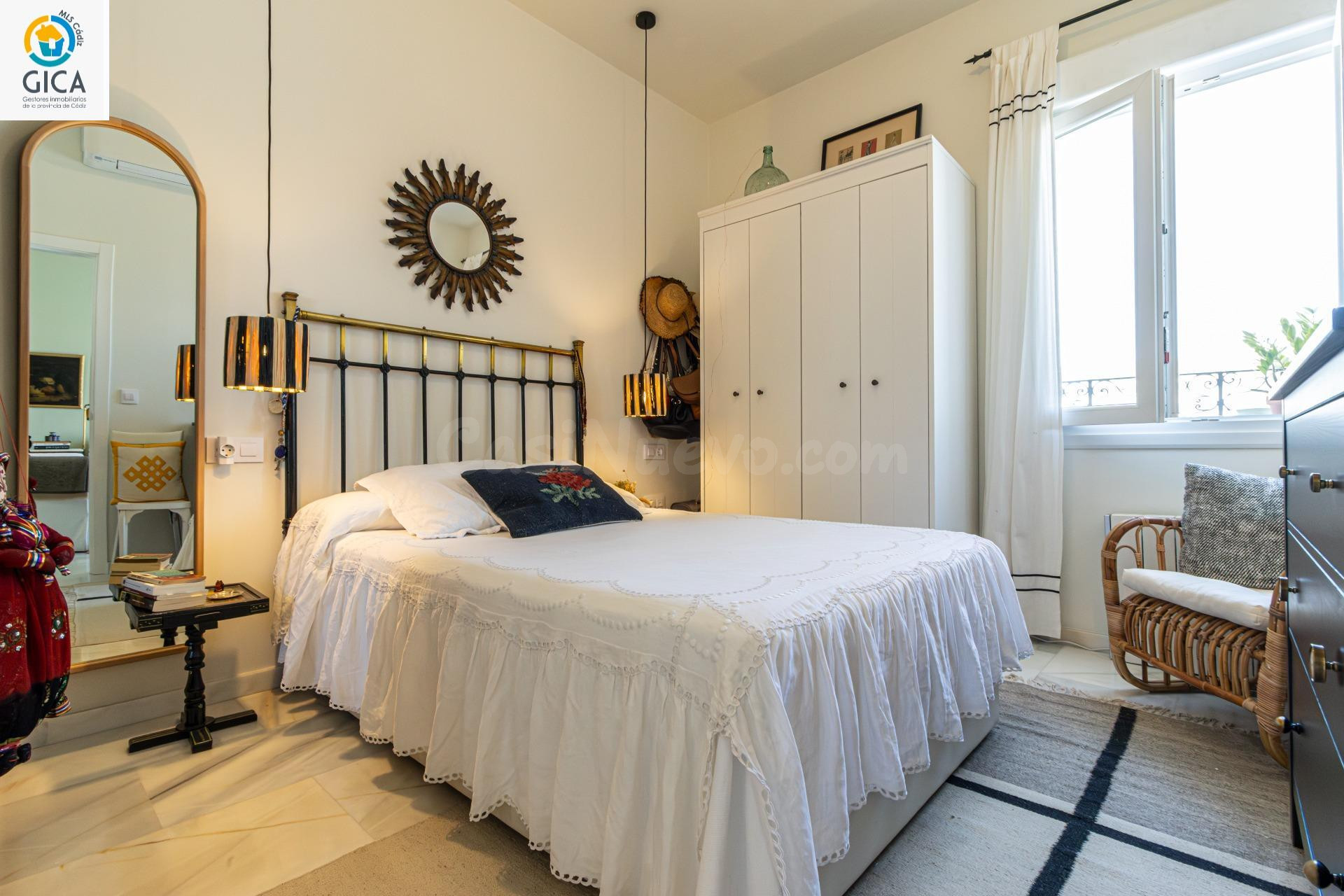 Apartamento seminuevo  de año 2024 con licencia turística en pleno centro de Jerez. - foto 3