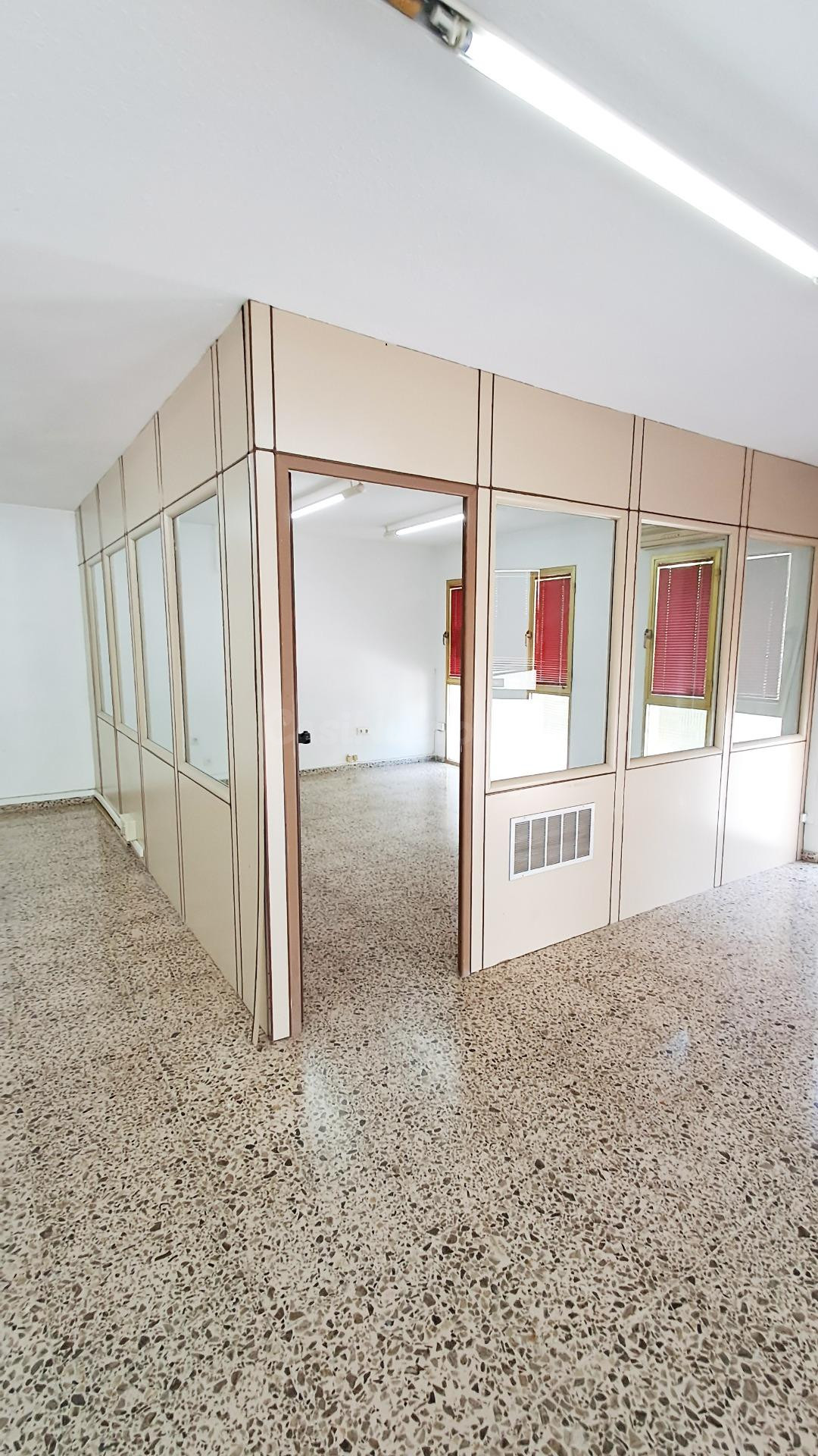 Oficina exterior esquinera en alquiler en Babel – Visibilida