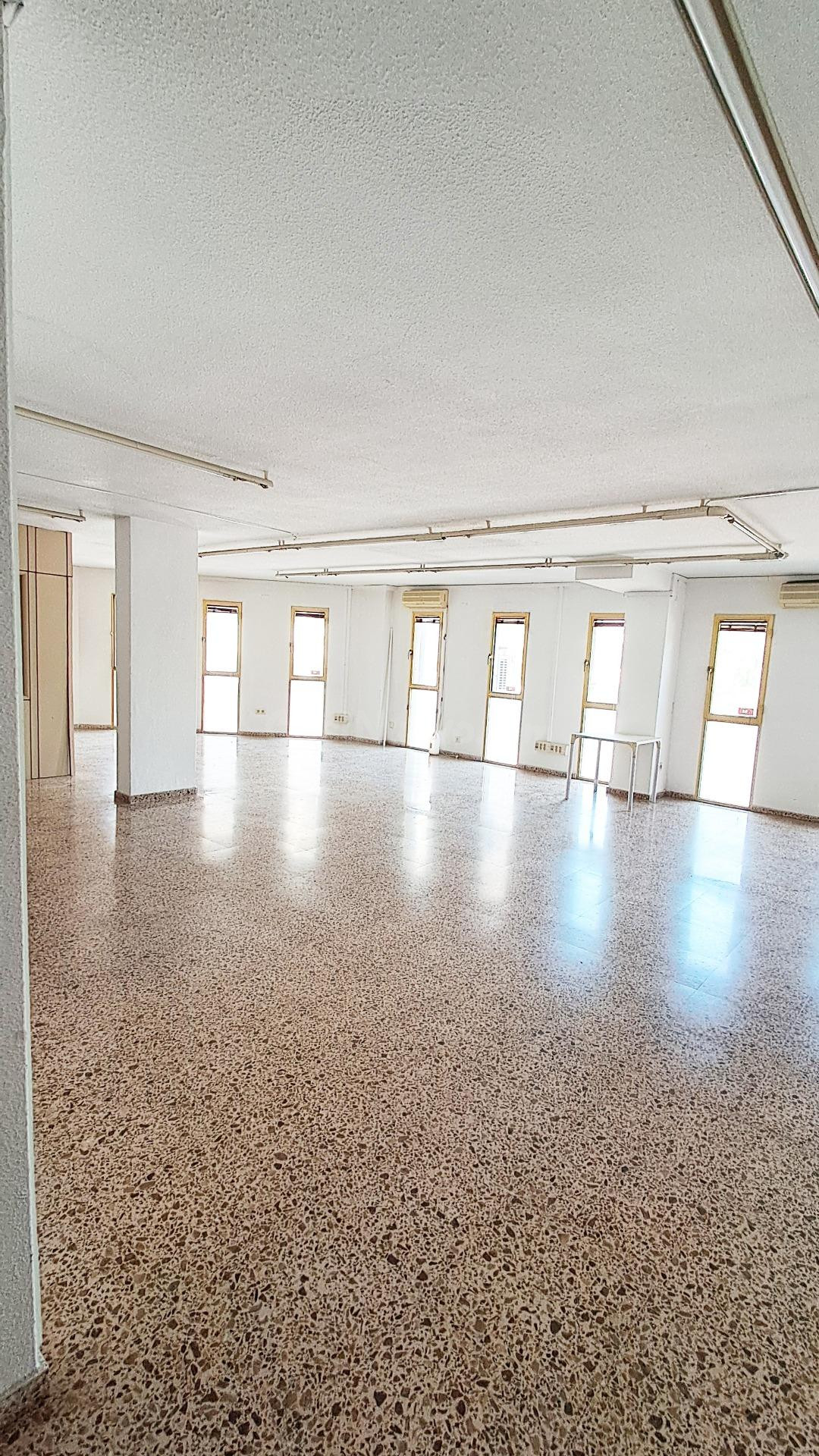 Oficina exterior esquinera en alquiler en Babel – Visibilida - foto 3