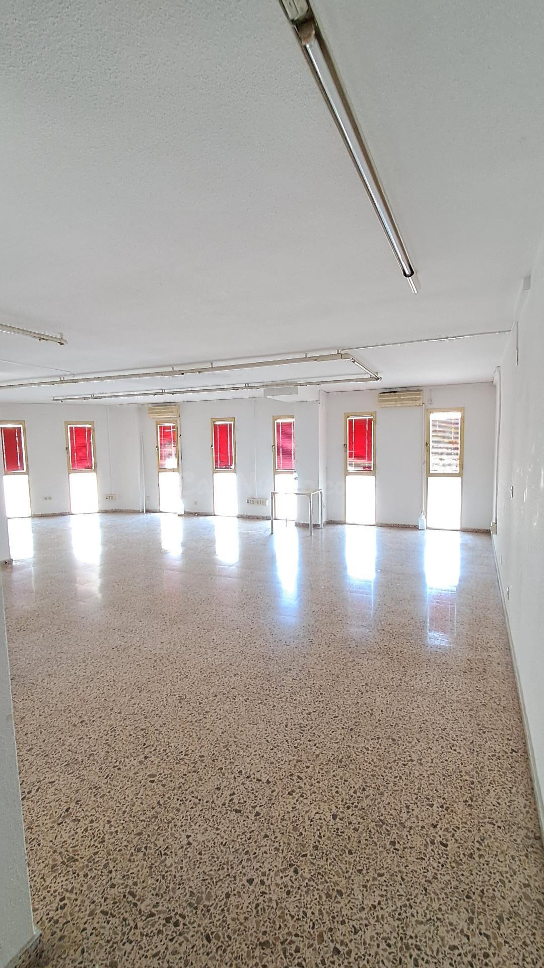 Oficina exterior esquinera en alquiler en Babel – Visibilida - foto 4