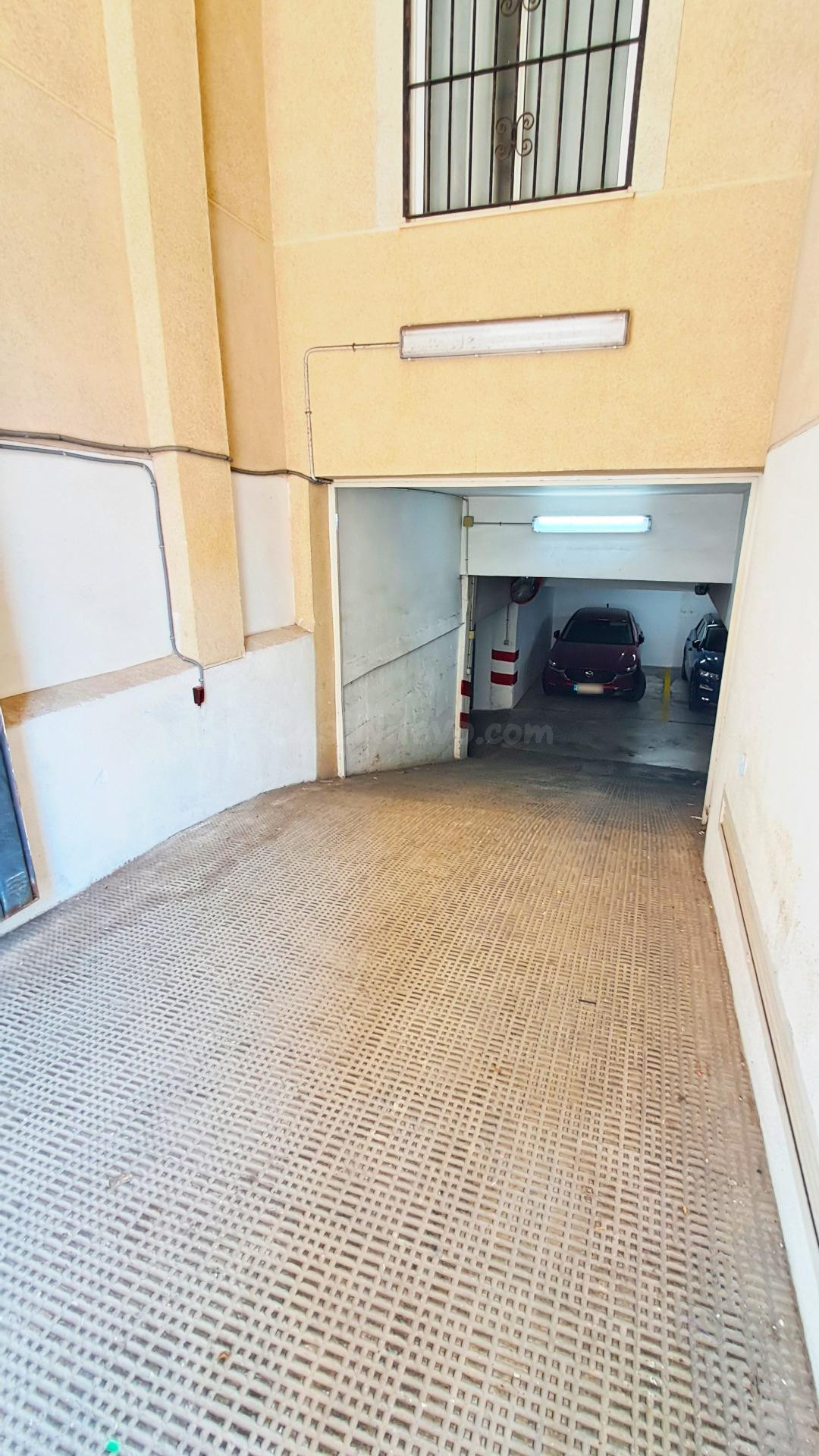 Plaza de garaje en venta en pleno centro de Torrevieja ¡A 40 - foto 2