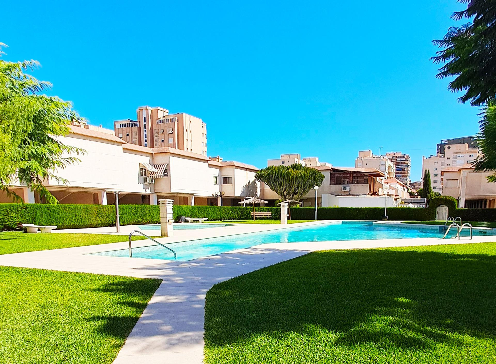 Bungalow / Chalet adosado en urbanización con piscina y park