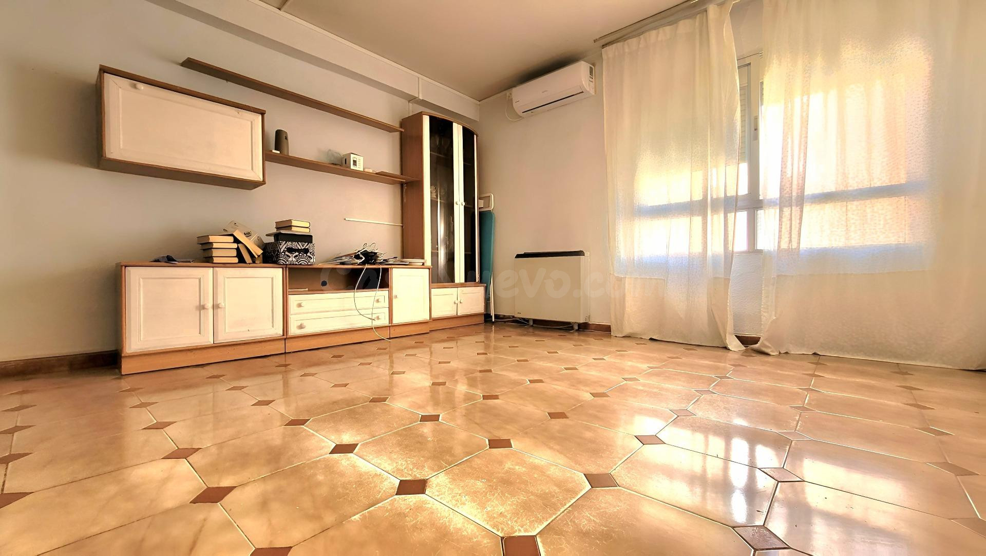 PISO DE CUATRO DORMITORIOS, EXTERIOR, LUMINOSO CON TERRAZA - foto 2