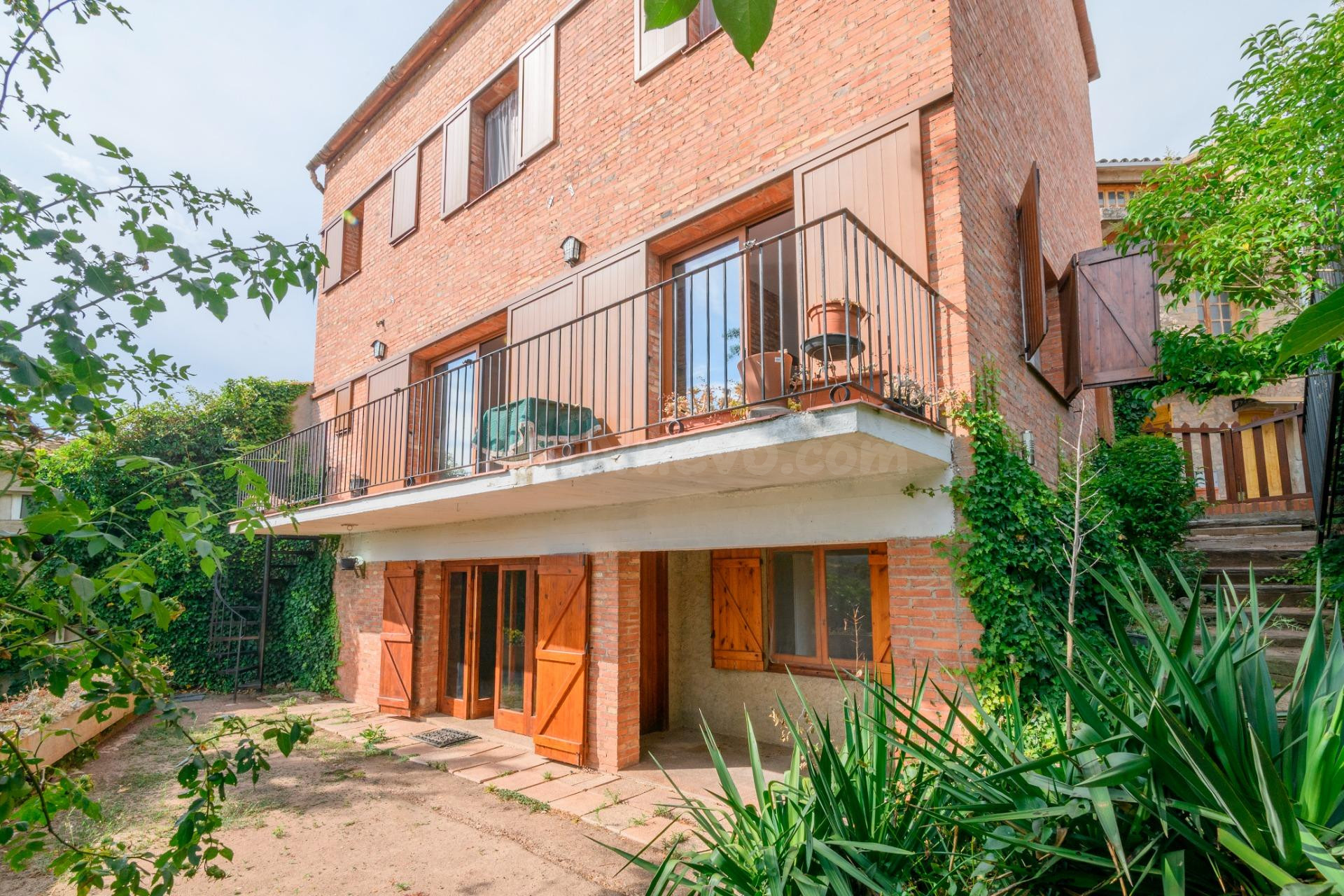 Casa de 5 hab. con jardín, pequeña piscina y estudio indepen
