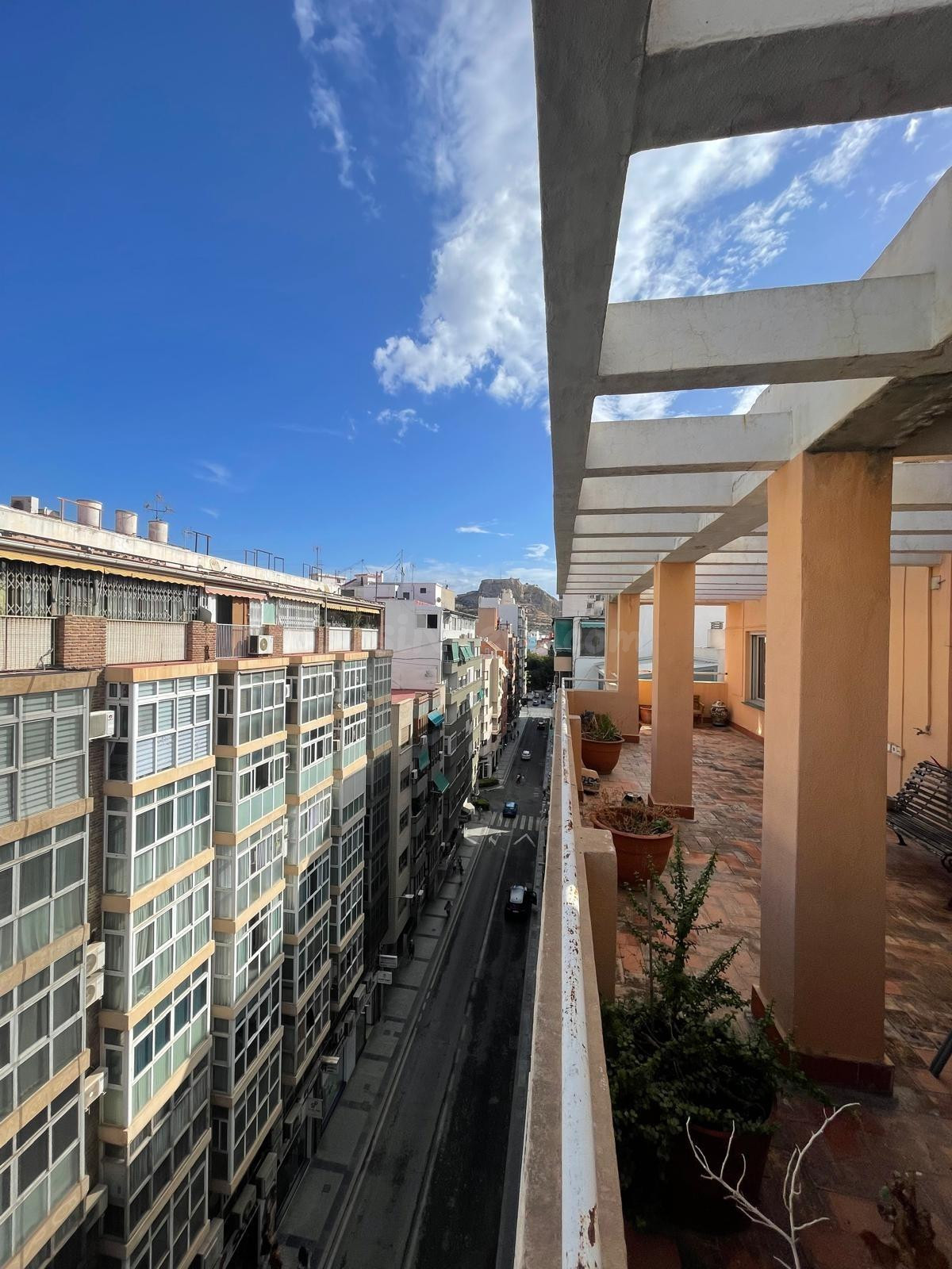 Ático con gran terraza en el centro de Alicante a solo 450 m - foto 3