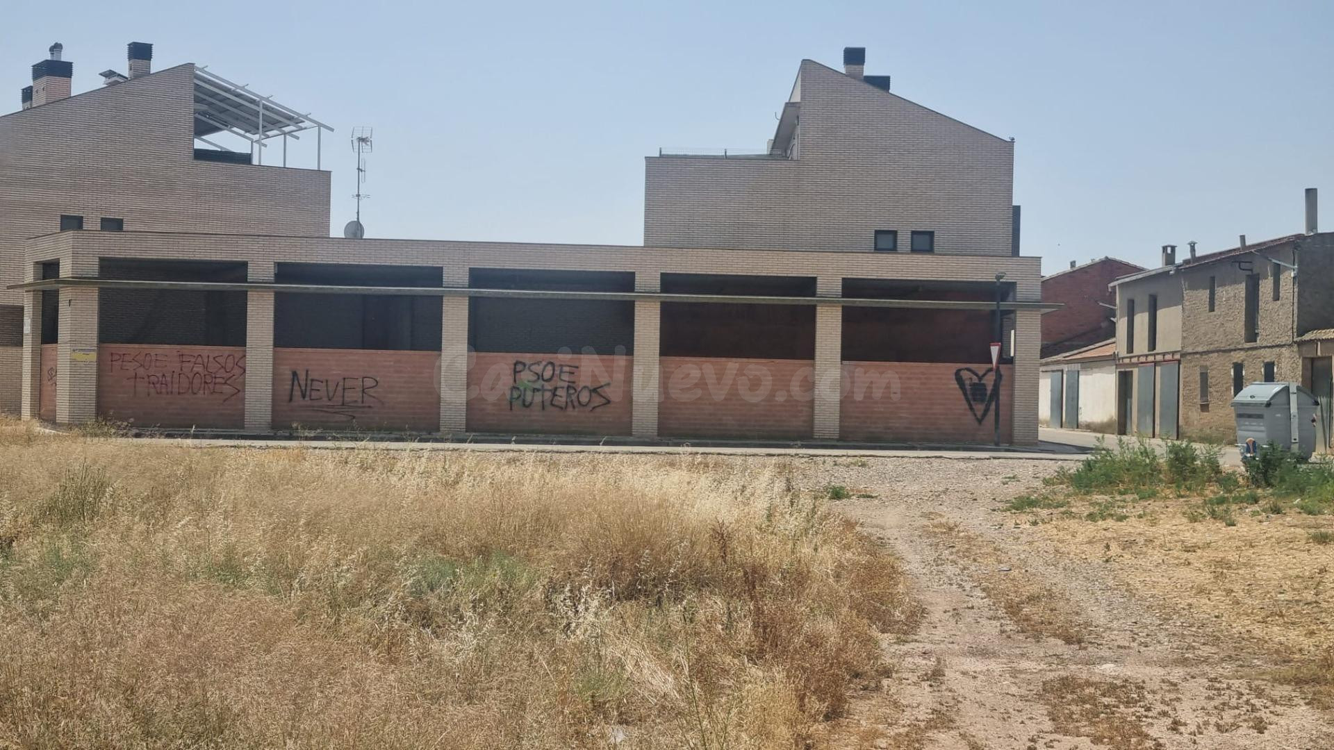 Conjunto de local comercial y tres plazas de garaje en La Jo