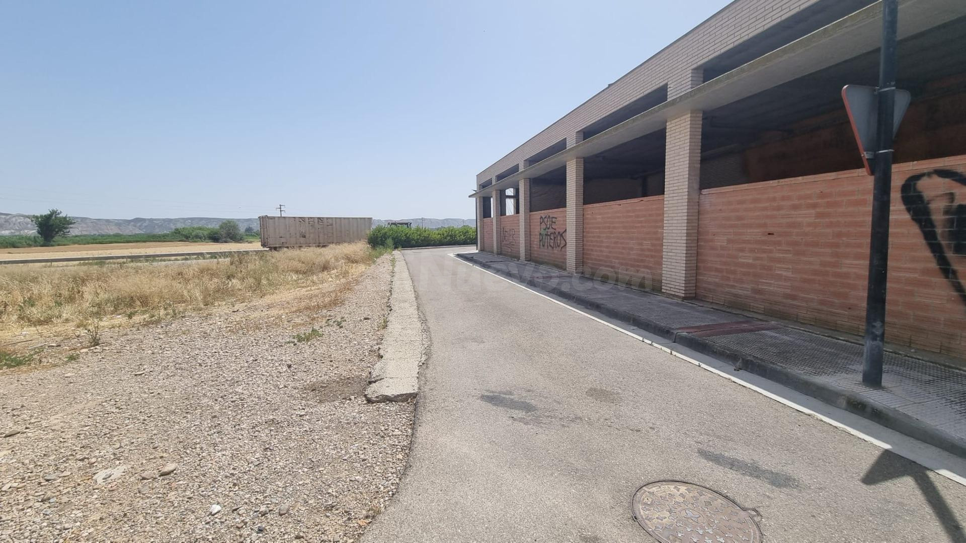 Conjunto de local comercial y tres plazas de garaje en La Jo - foto 2