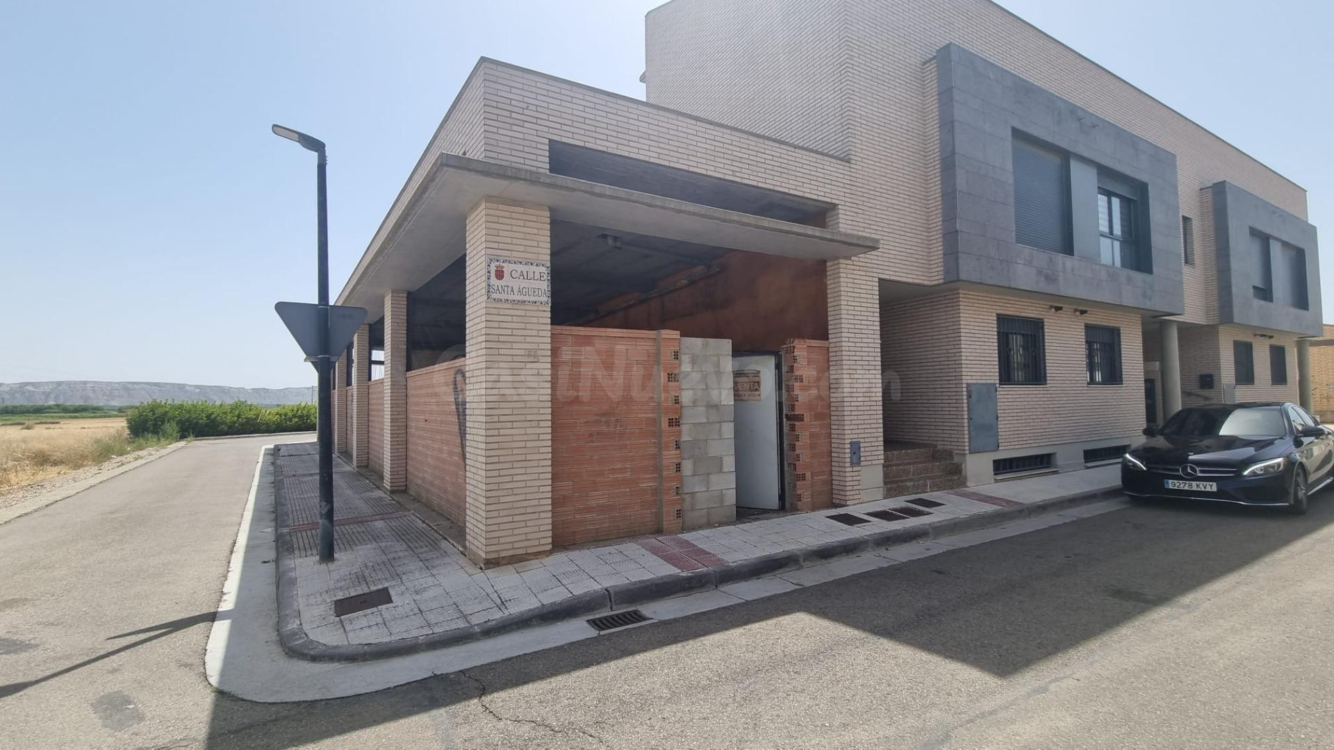 Conjunto de local comercial y tres plazas de garaje en La Jo - foto 3