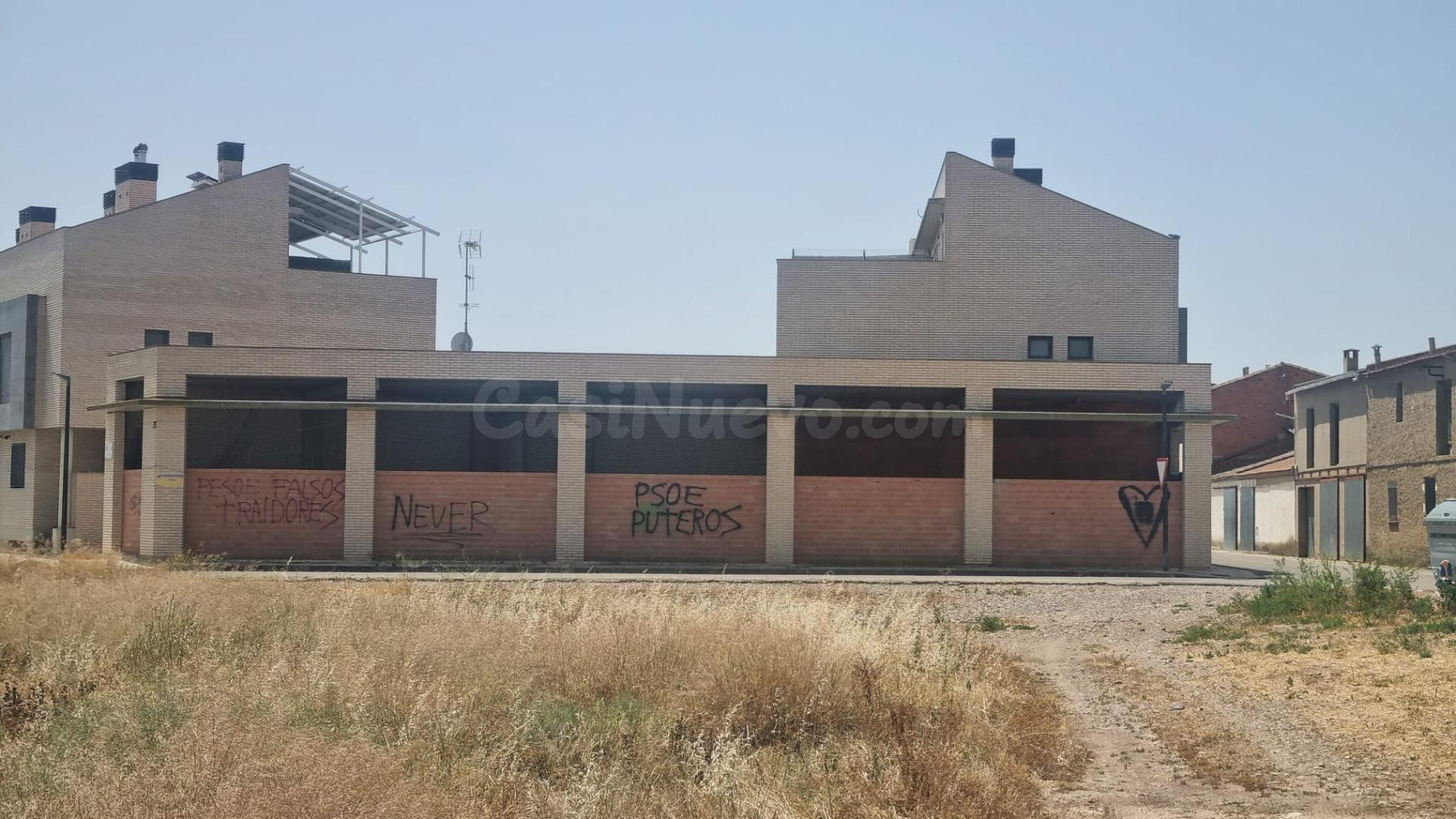 Conjunto de local comercial y tres plazas de garaje en La Jo - foto 4