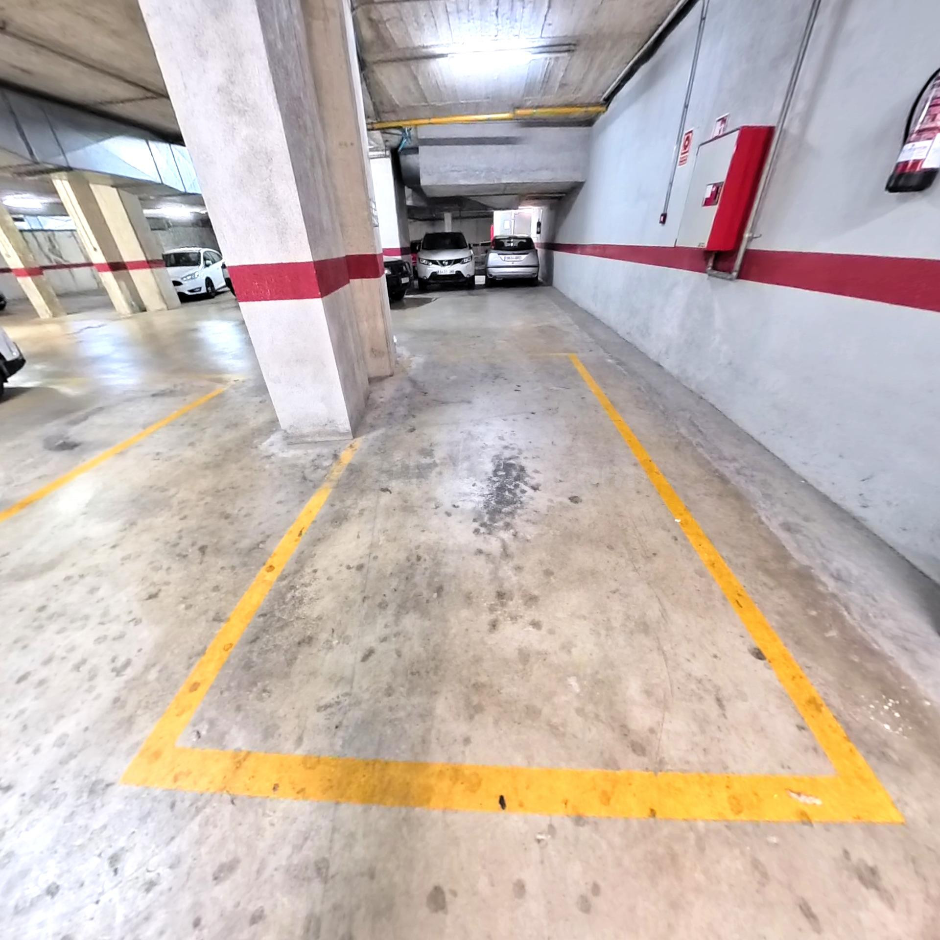 PLAZA DE PARKING PARA COCHE GRANDE
