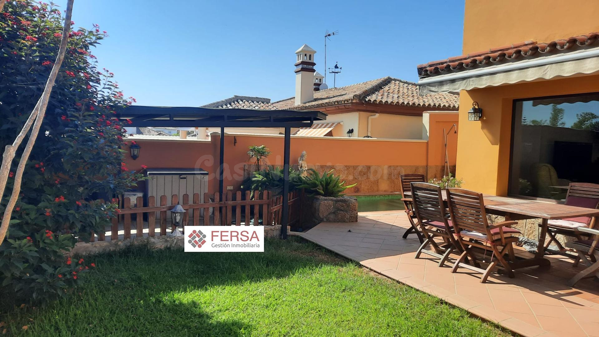CHALET PAREADO A LA VENTA EN LA ZONA DE EL CARMEN - CUATRO P