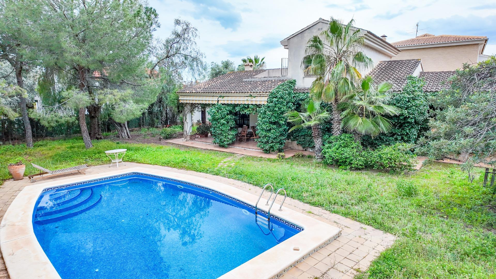 Amplio chalet independiente con piscina privada, jardín en M