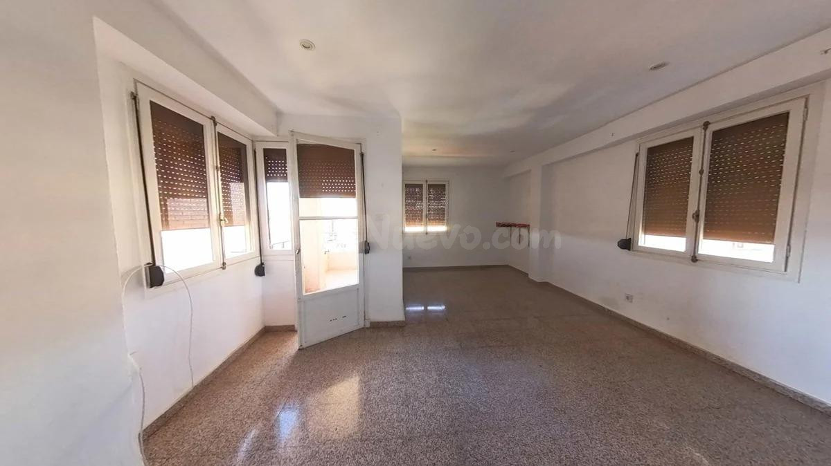 Amplia vivienda con terraza en Alicante – Vivienda de Protec