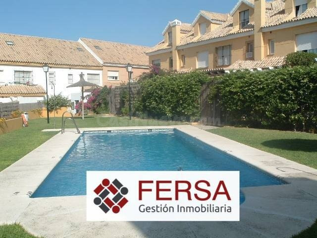 UNIFAMILIAR EN LAS REDES CON PISCINA COMUNITARIA