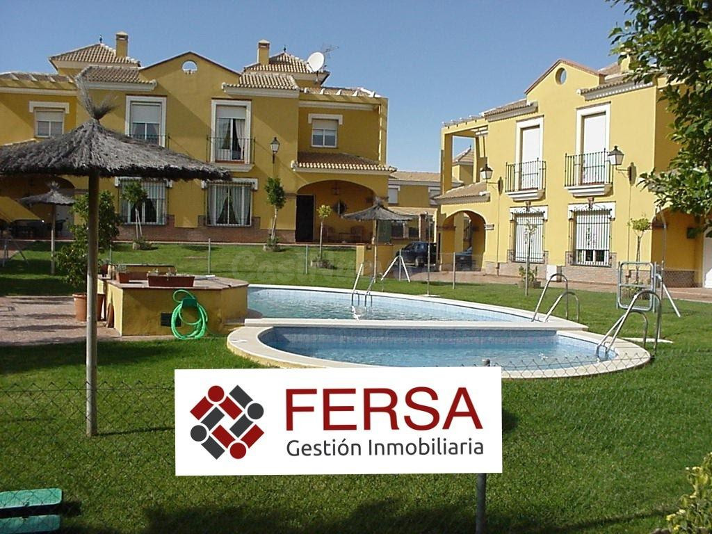Oportunidad vivienda pareada en exclusiva urbanización junto a la playa