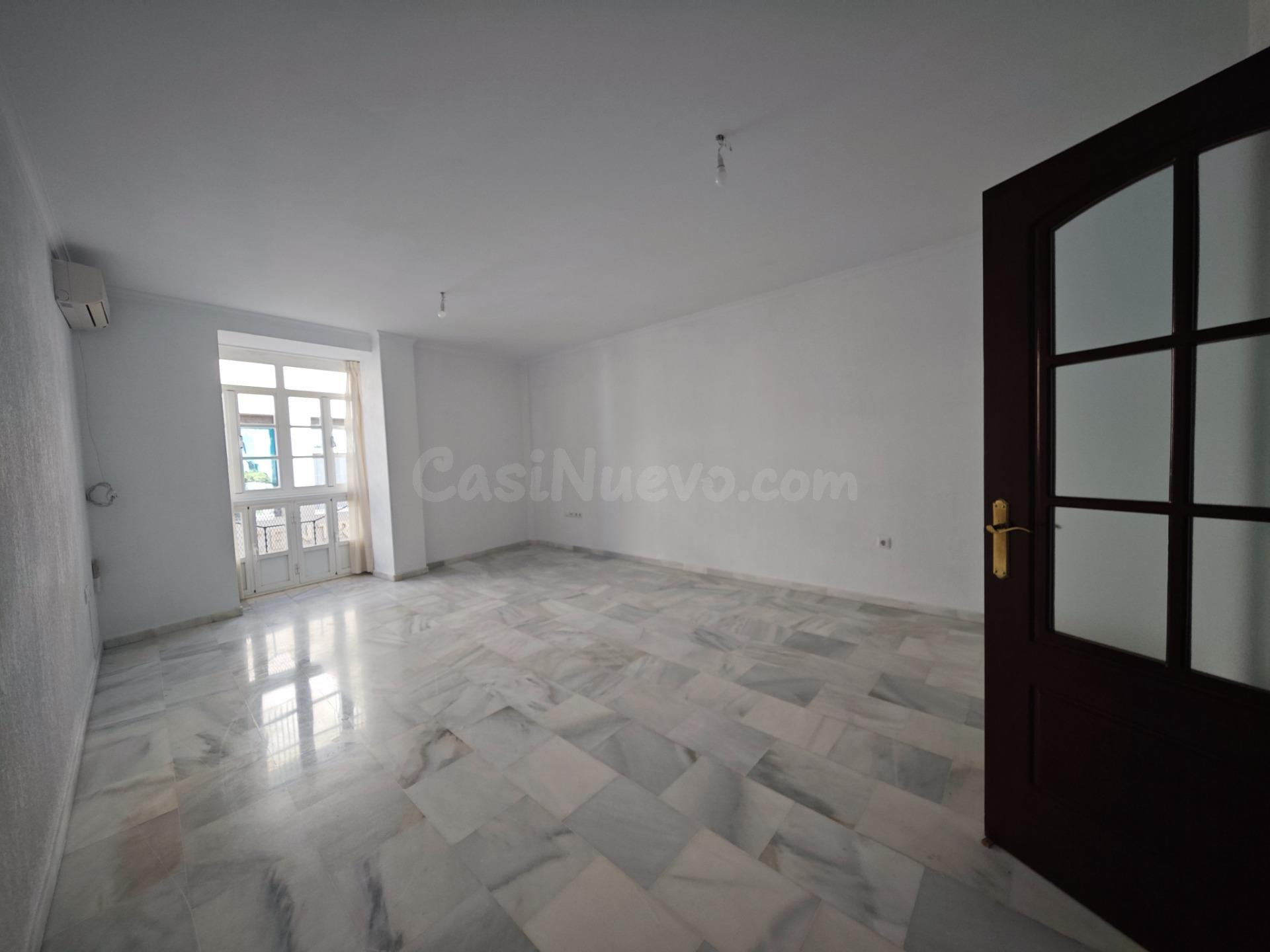 Piso de tres dormitorios junto al Mercado de Abastos.