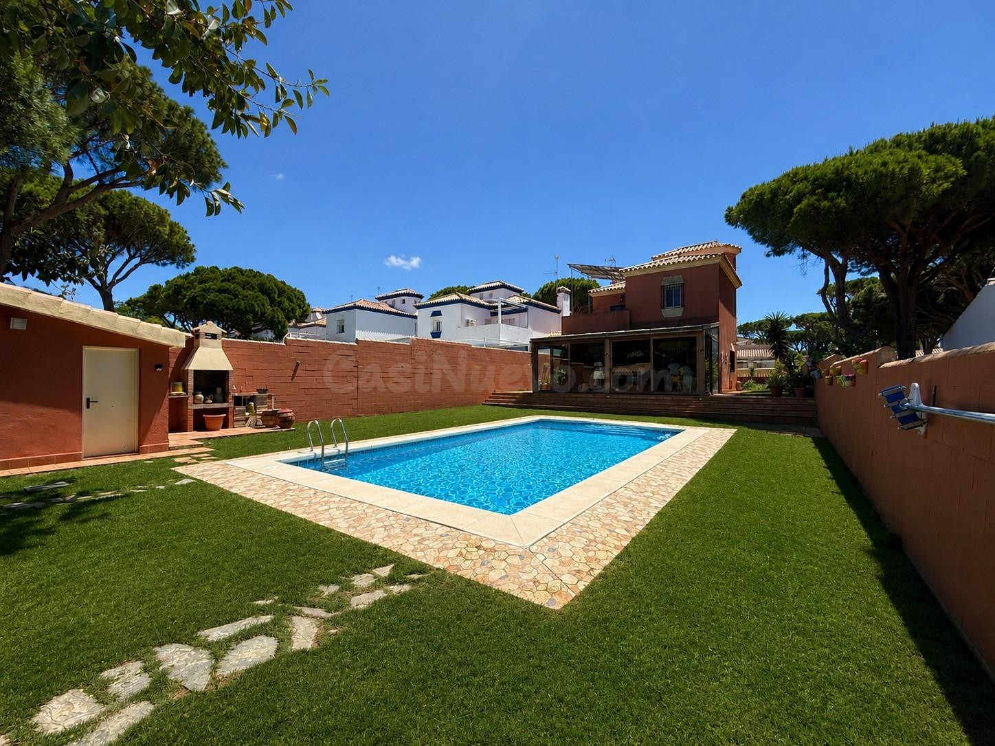 Exclusivo chalet independiente con piscina privada a solo 500 metros de la Playa de La Barrosa