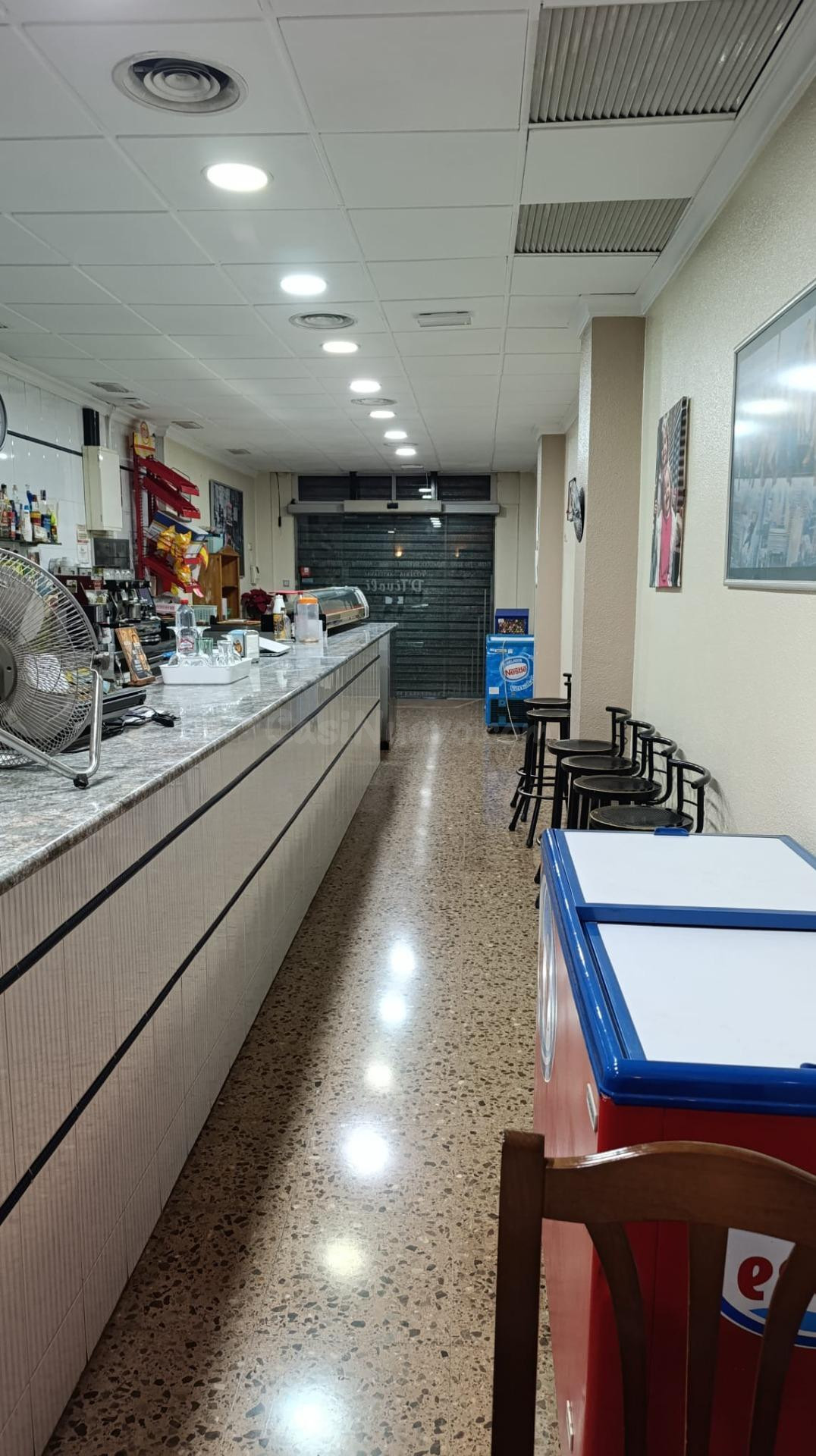 VENTA Y TRASPASO DE NEGOCIO CONSOLIDADO EN ZONA AVDA. CORTES - foto 5