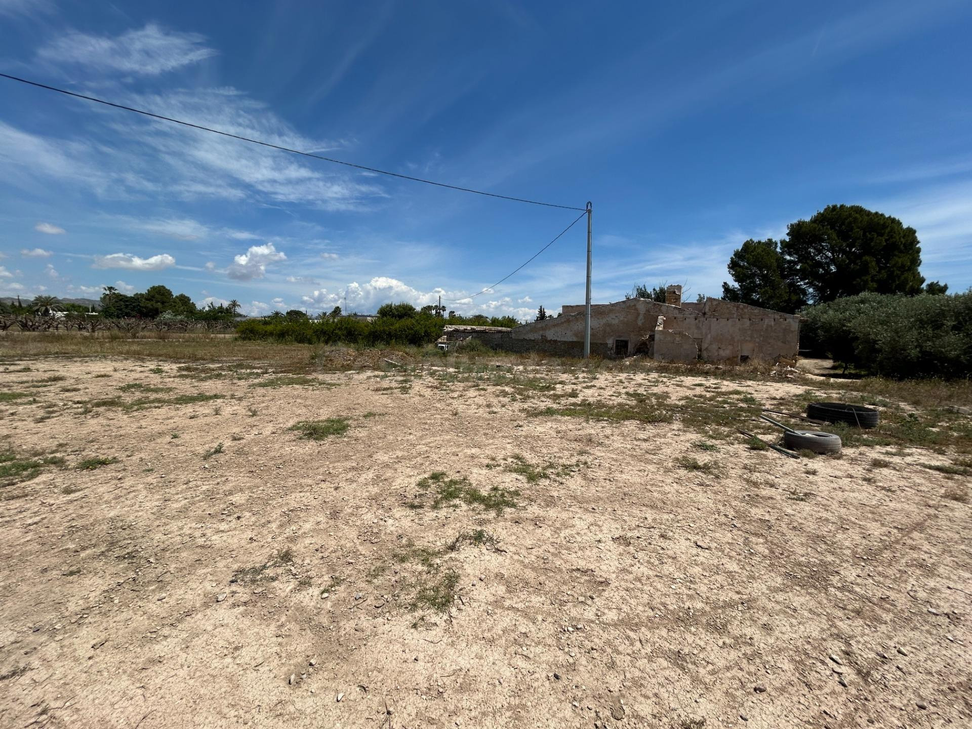 Finca de 9.917 m2 con vivienda de 277 m2 para reformar en la - foto 3