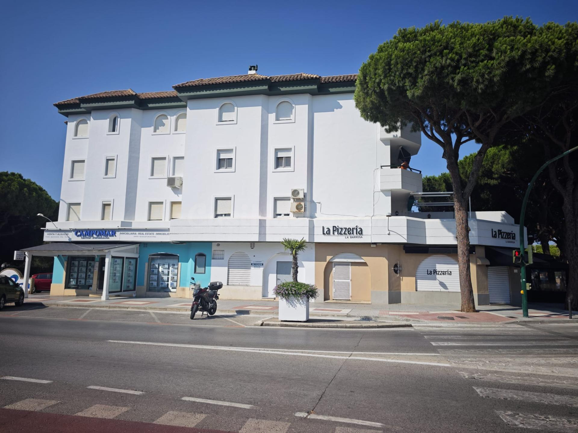 Oportunidad de inversión en una de las zonas comerciales y turísticas con mayor actividad de La Barrosa. - foto 3
