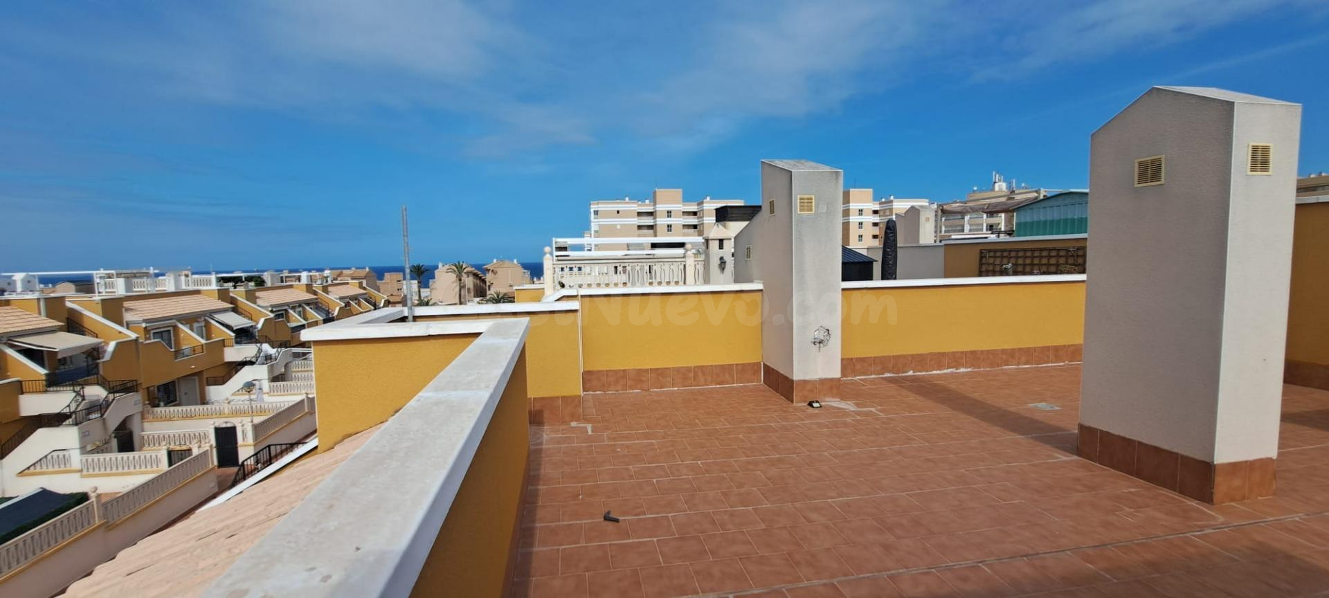 Vivienda con amplia terraza y acceso independiente en Arenal