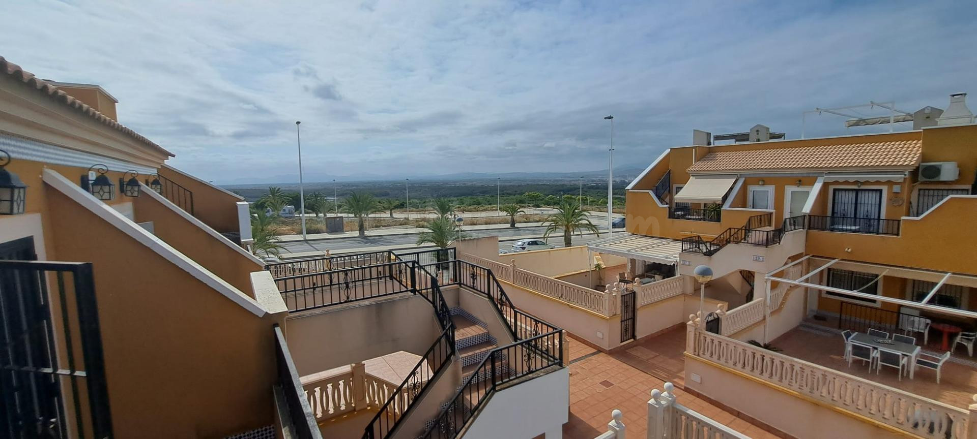 Vivienda con amplia terraza y acceso independiente en Arenal - foto 2