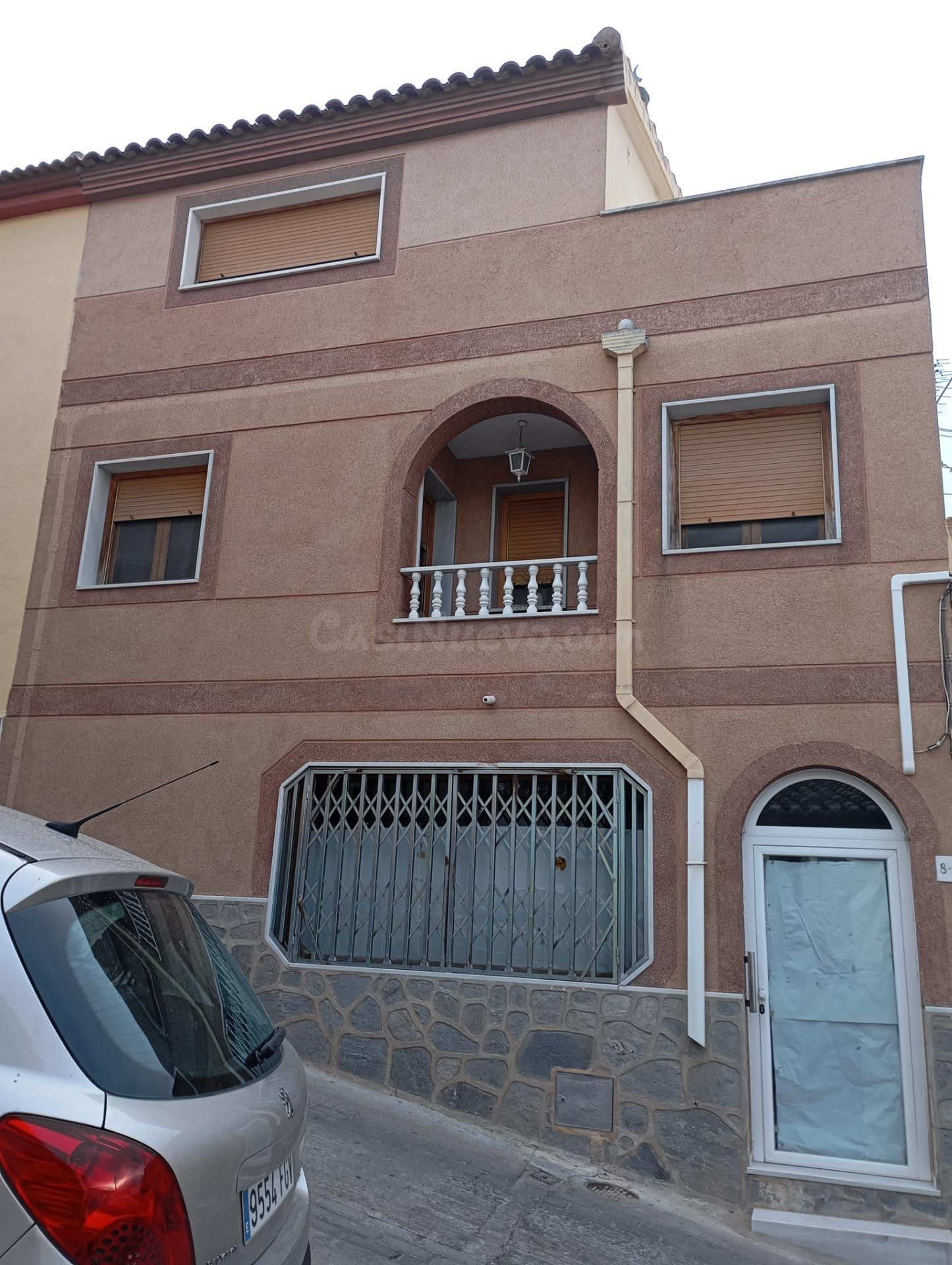 Venta de casa de 3 habitaciones con local comercial en Macae