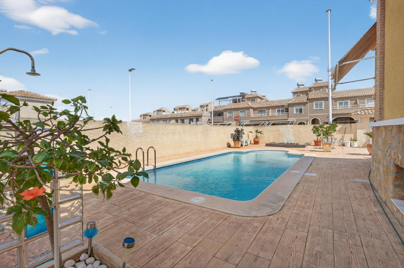 Espectacular chalet independiente de esquina con piscina pri - foto 3