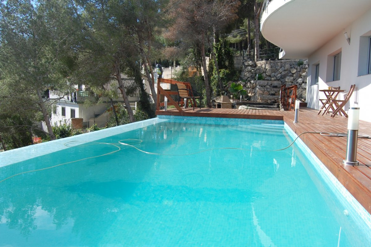 Casa de 379 m2  y 854 m2 parcela en Cunit (Los Jardines) - T