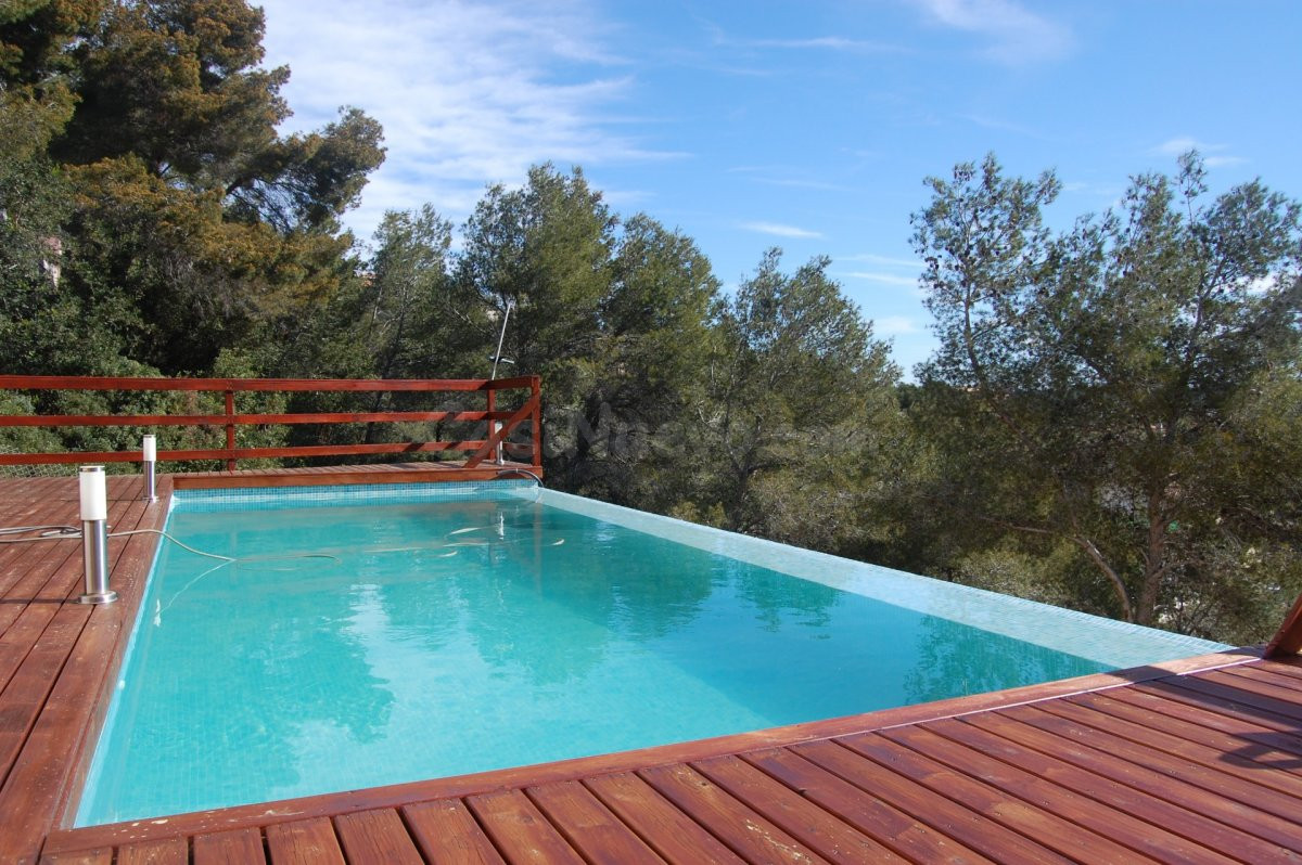 Casa de 379 m2  y 854 m2 parcela en Cunit (Los Jardines) - T - foto 3
