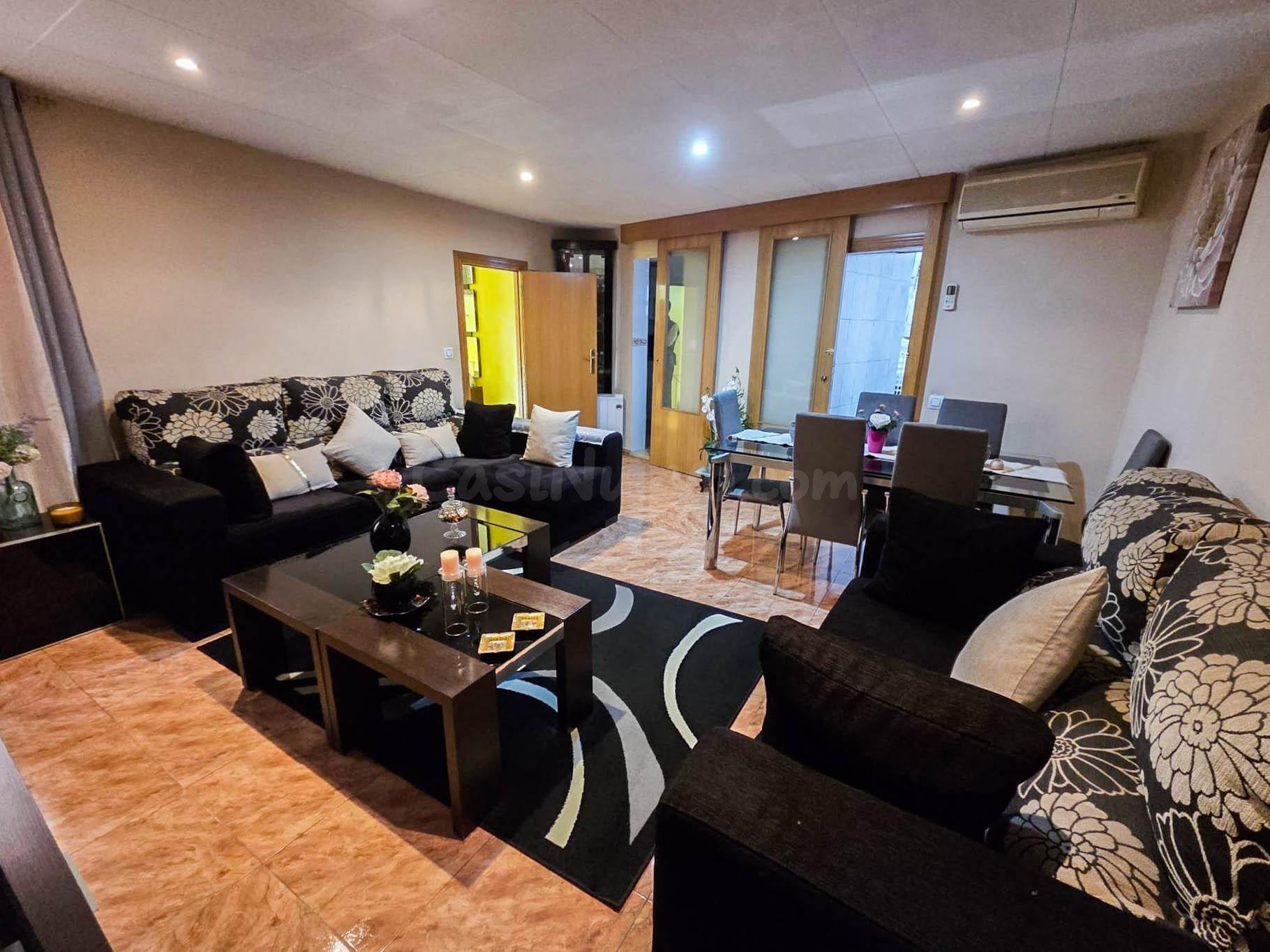 Casa con tres viviendas independientes en venta en La Vila d - foto 2
