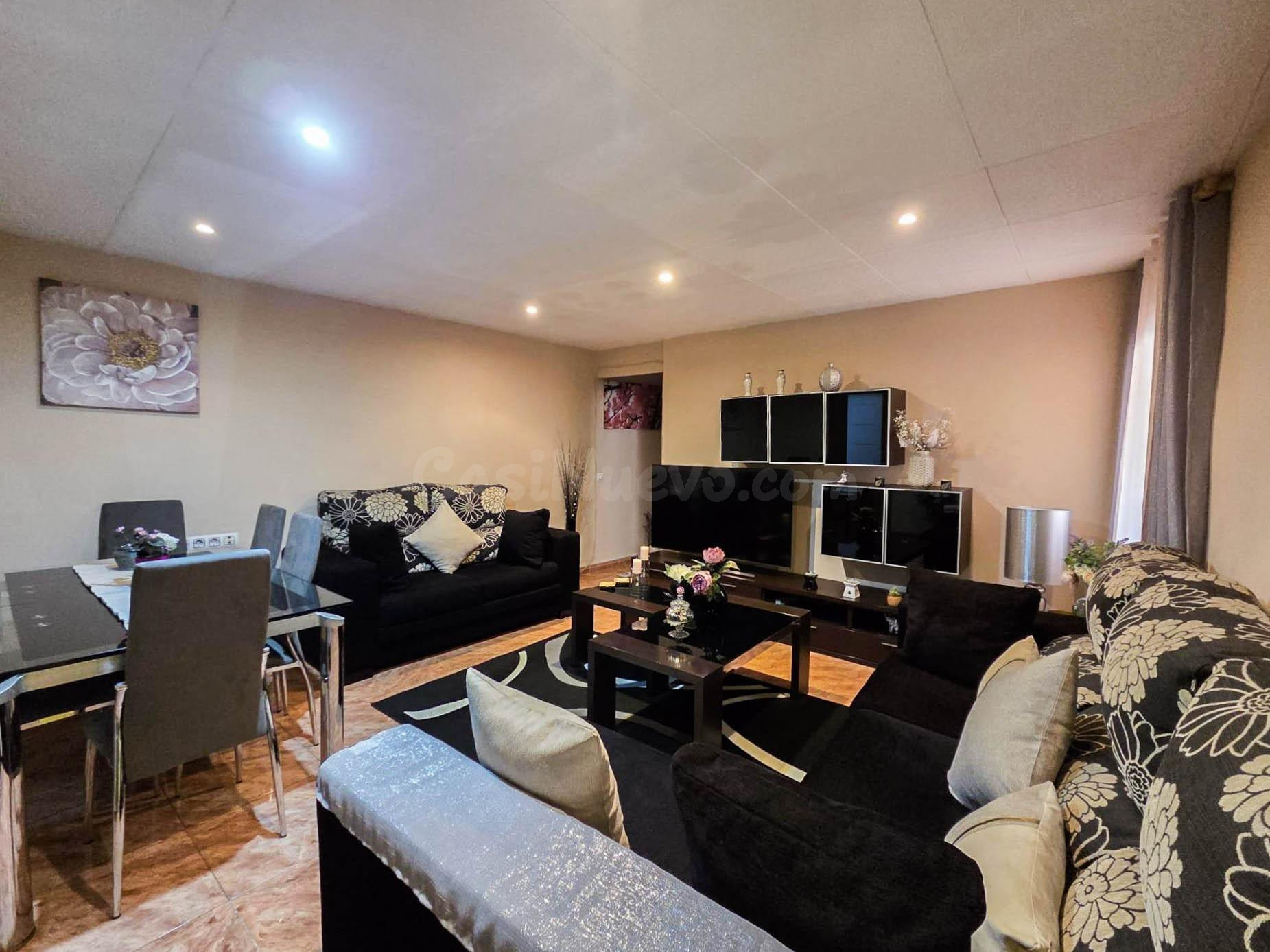 Casa con tres viviendas independientes en venta en La Vila d - foto 3
