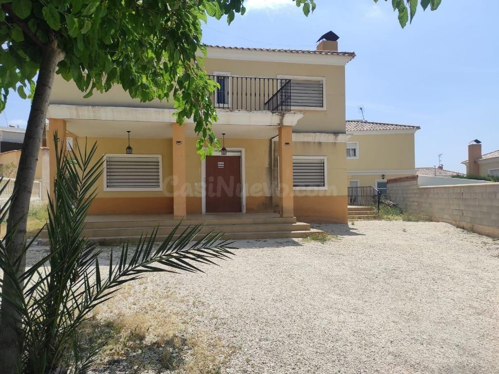 Amplia y Moderna Propiedad con Piscina en Aspe - €325,000