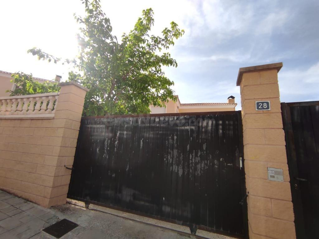 Amplia y Moderna Propiedad con Piscina en Aspe - €325,000 - foto 2