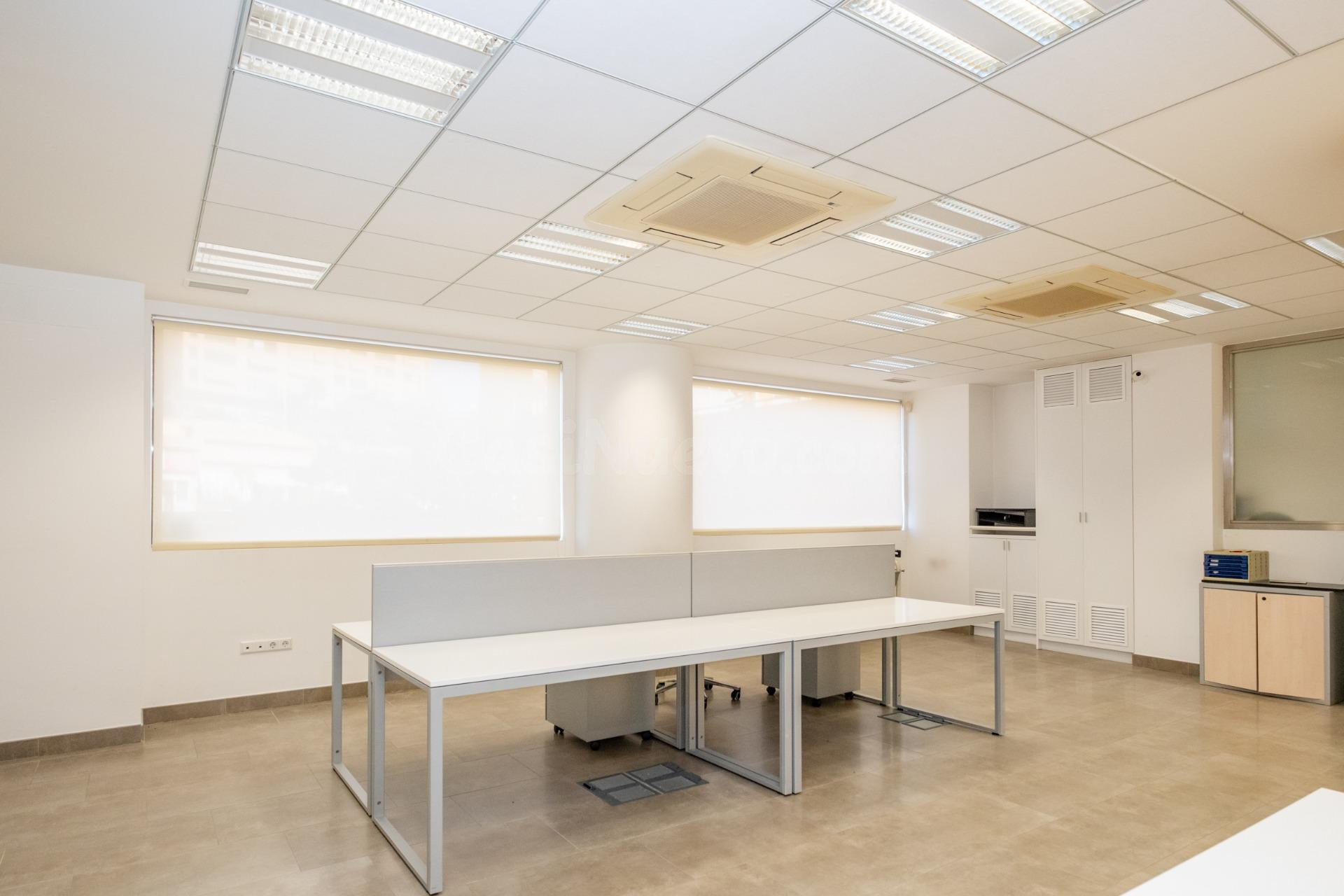 LOCAL COMERCIAL DE ALTO STANDING JUNTO A PLAYA DE PONIENTE